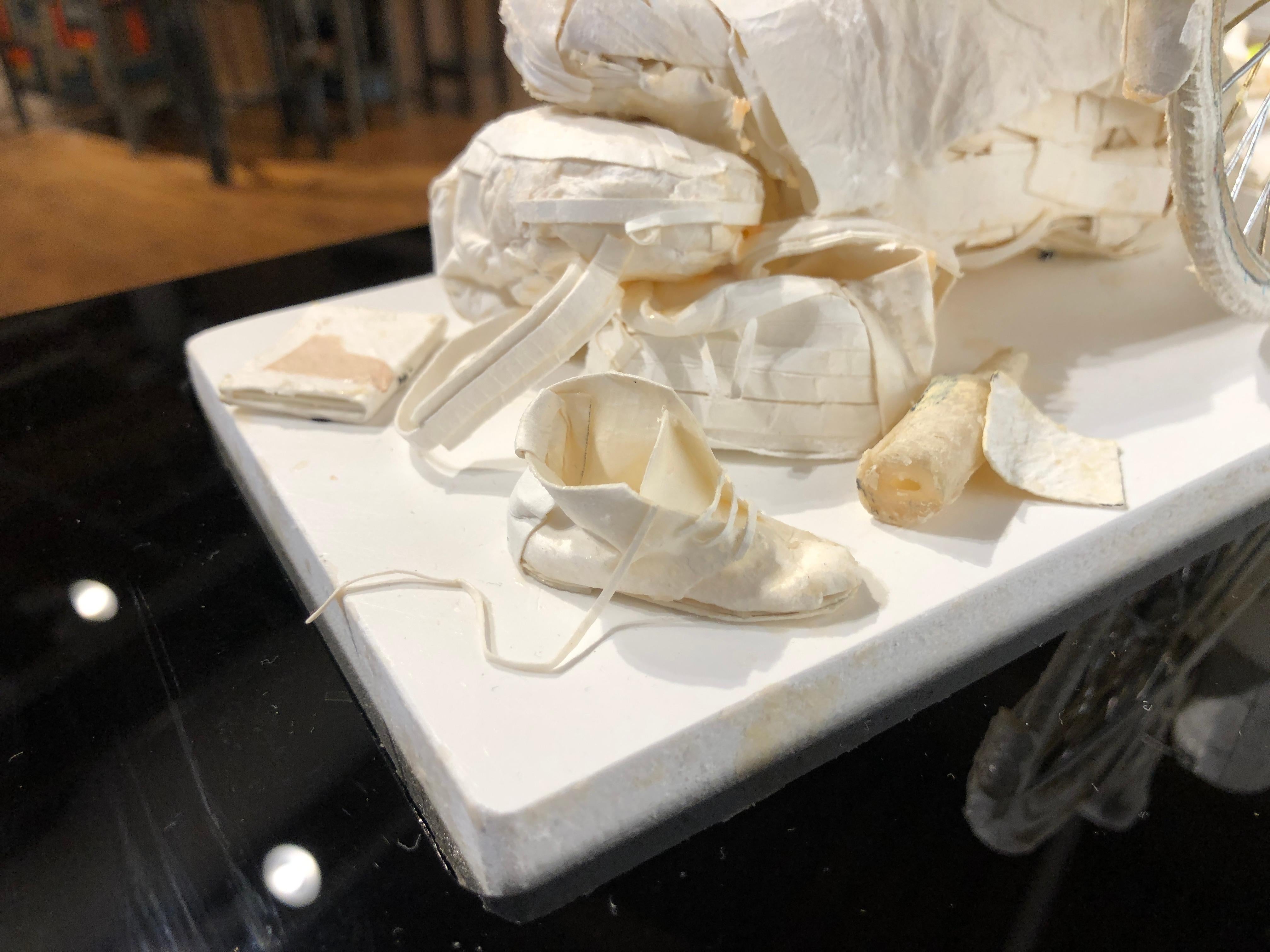 Anochecer - Escultura de papel muy detallada de figura dormida y bicicleta en venta 4