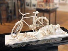 Table de nuit - Sculpture en papier hautement détaillée d'une figure endormie et d'une bicyclette