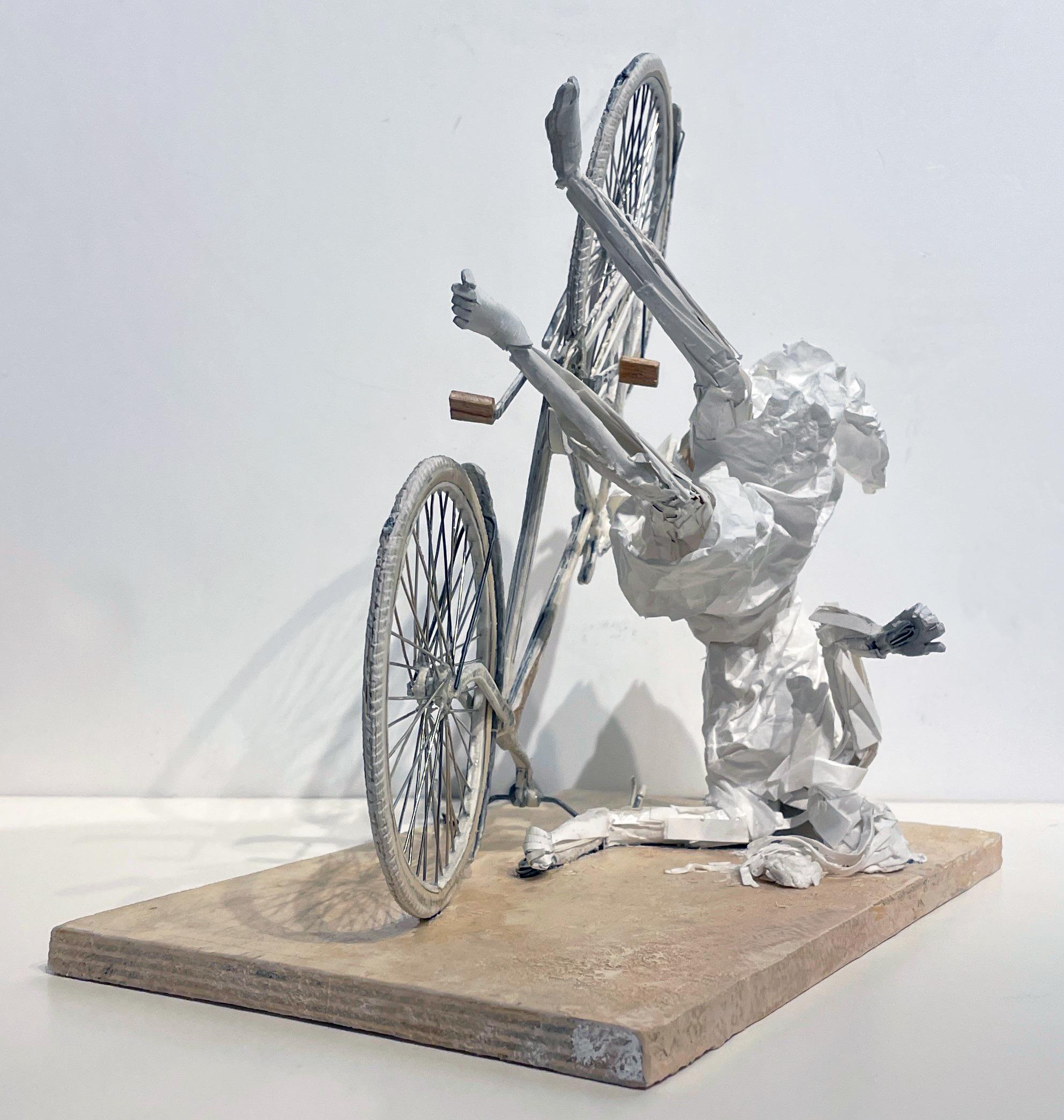 Falling Up  sehr detaillierte Papierskulptur einer Frau, die auf einem Fahrrad fllt – Sculpture von Ivan Markovic