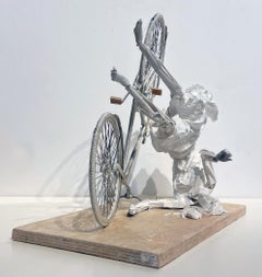 Caerse - Escultura de papel muy detallada de una mujer que se cae de una bicicleta