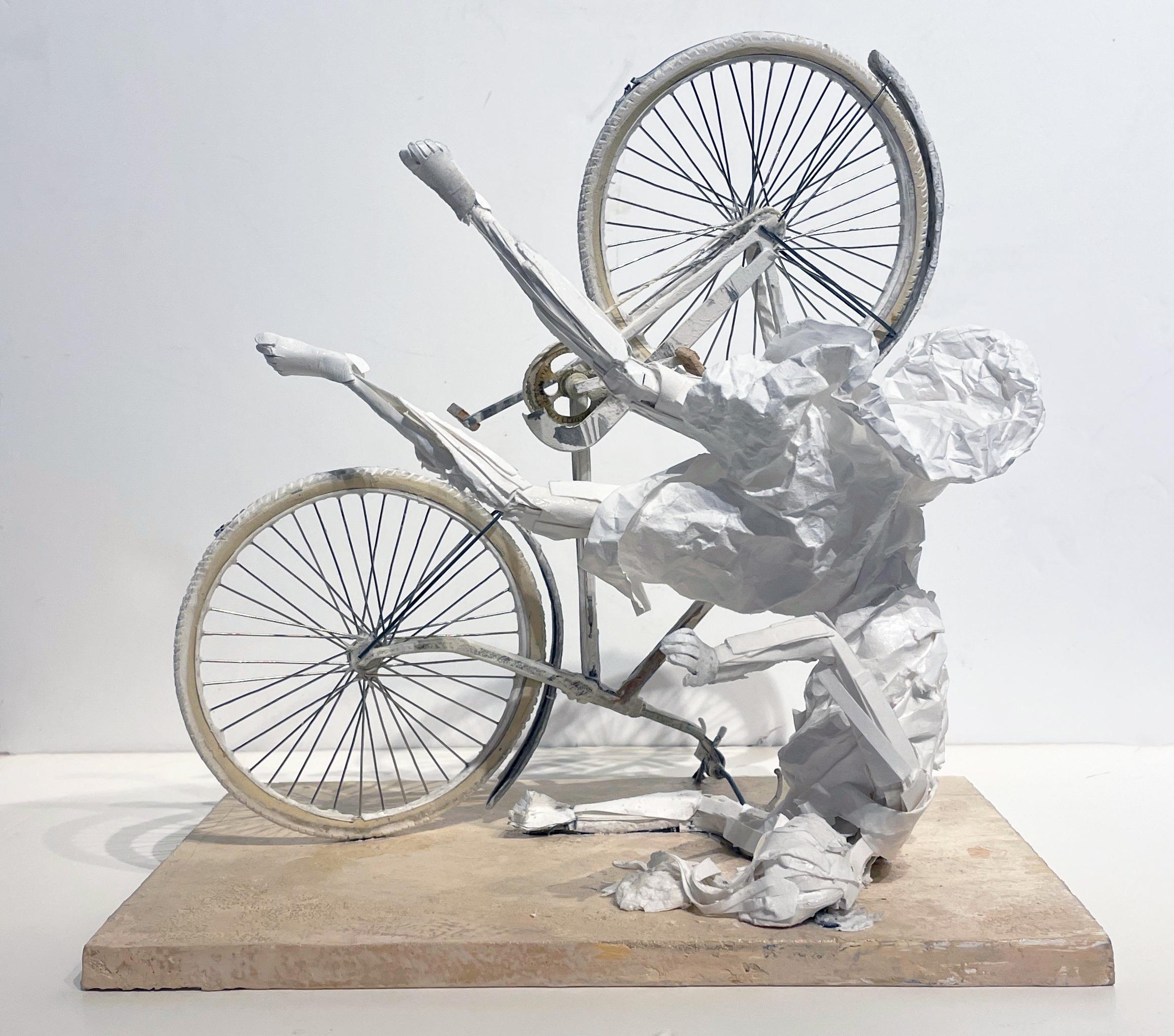 Falling Up  sehr detaillierte Papierskulptur einer Frau, die auf einem Fahrrad fllt (Zeitgenössisch), Sculpture, von Ivan Markovic