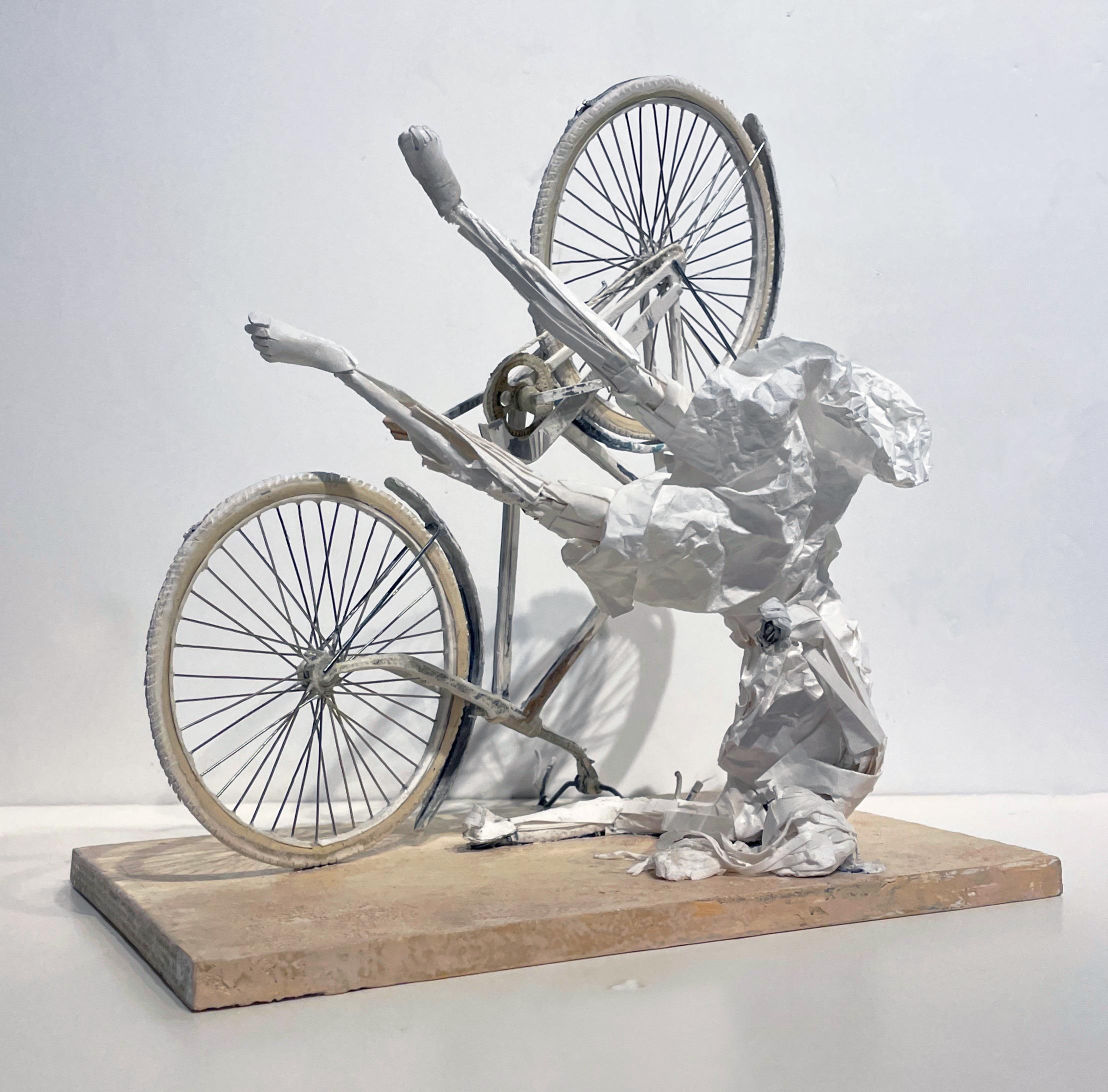 Falling Up  sehr detaillierte Papierskulptur einer Frau, die auf einem Fahrrad fllt (Grau), Figurative Sculpture, von Ivan Markovic