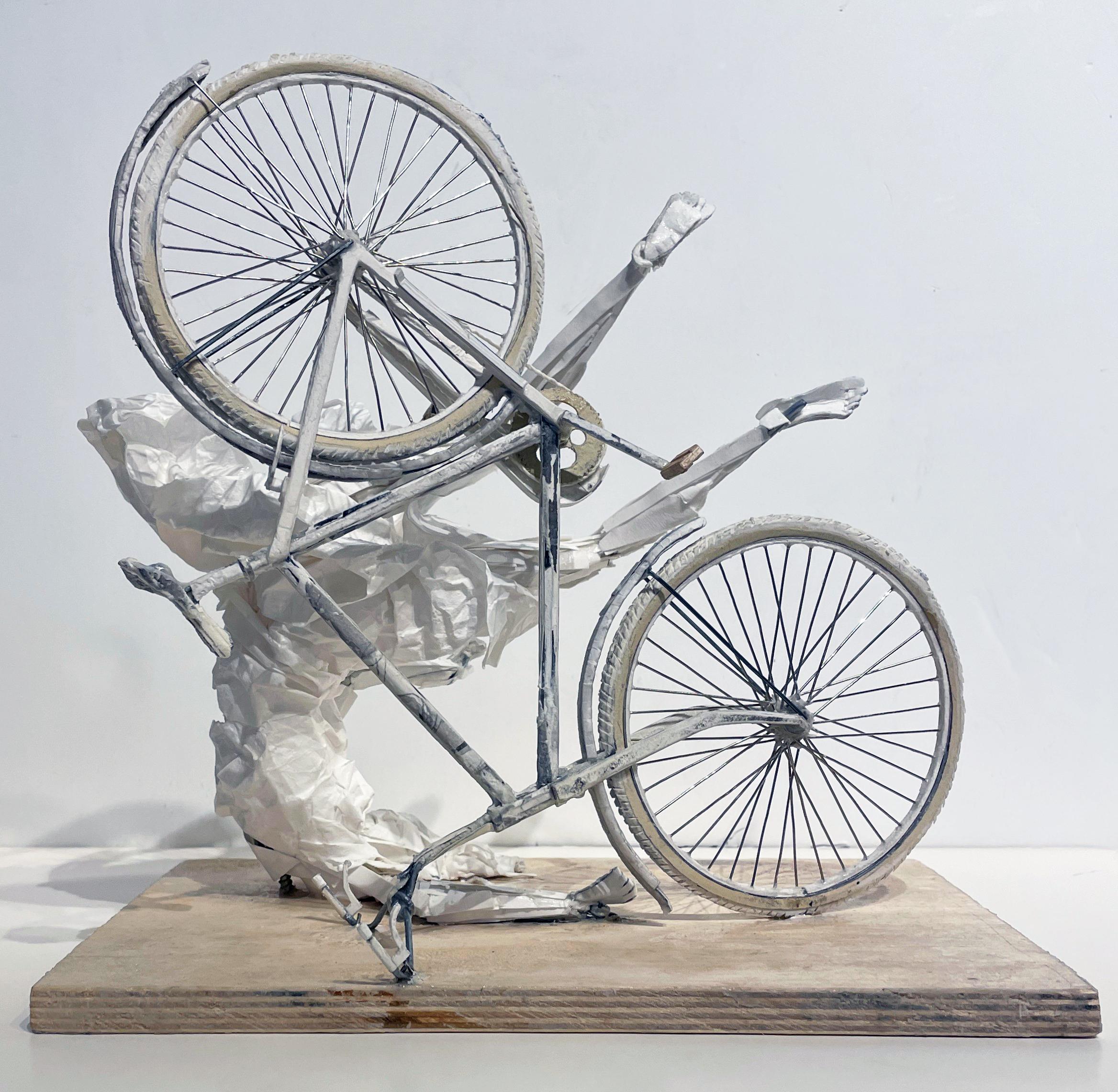 Falling Up  sehr detaillierte Papierskulptur einer Frau, die auf einem Fahrrad fllt im Angebot 1