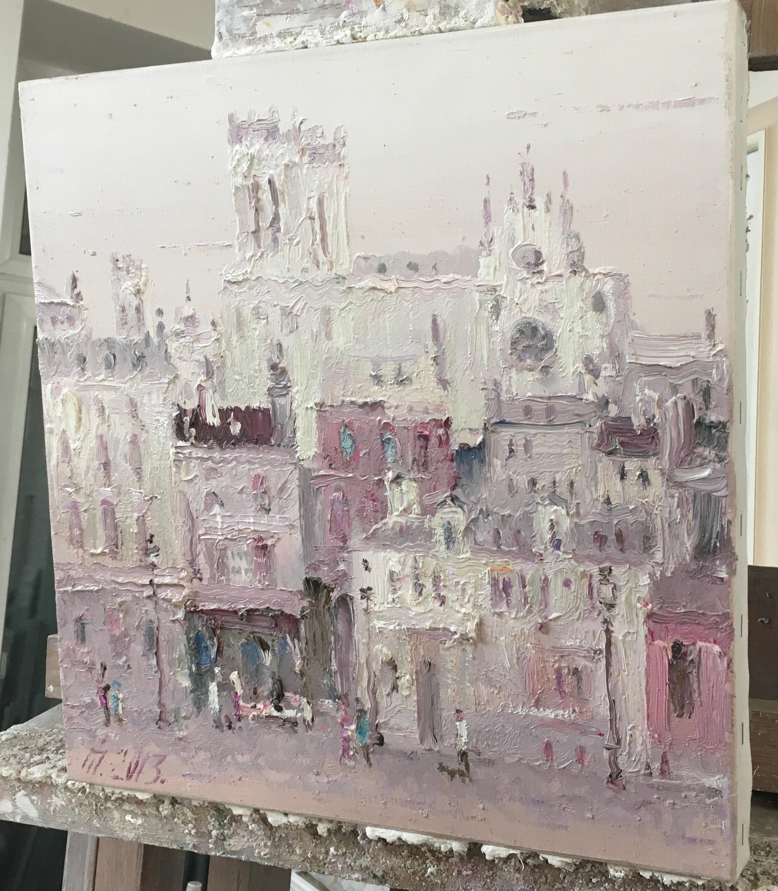 Dies ist ein künstlerisches Gemälde im impressionistischen Stil. Es zeigt die alte europäische Stadt Paris mit einer Architektur, die an barocke und klassische Gebäude erinnert, und einer weichen, pastellfarbenen Farbpalette, in der Rosa-, Flieder-,