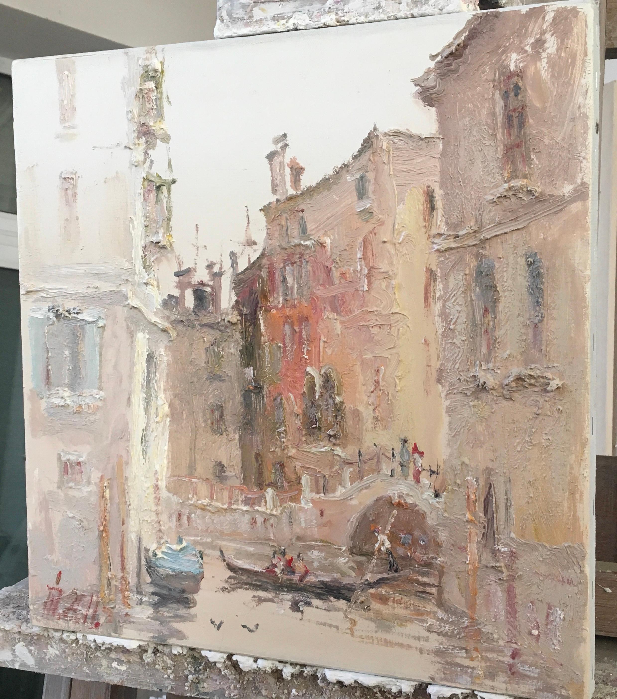 Le tableau représente un paysage urbain pittoresque, vraisemblablement italien, avec un canal, des bateaux et de vieilles maisons très proches les unes des autres.

Au centre de la composition se trouve un petit pont en arc avec des personnes qui le