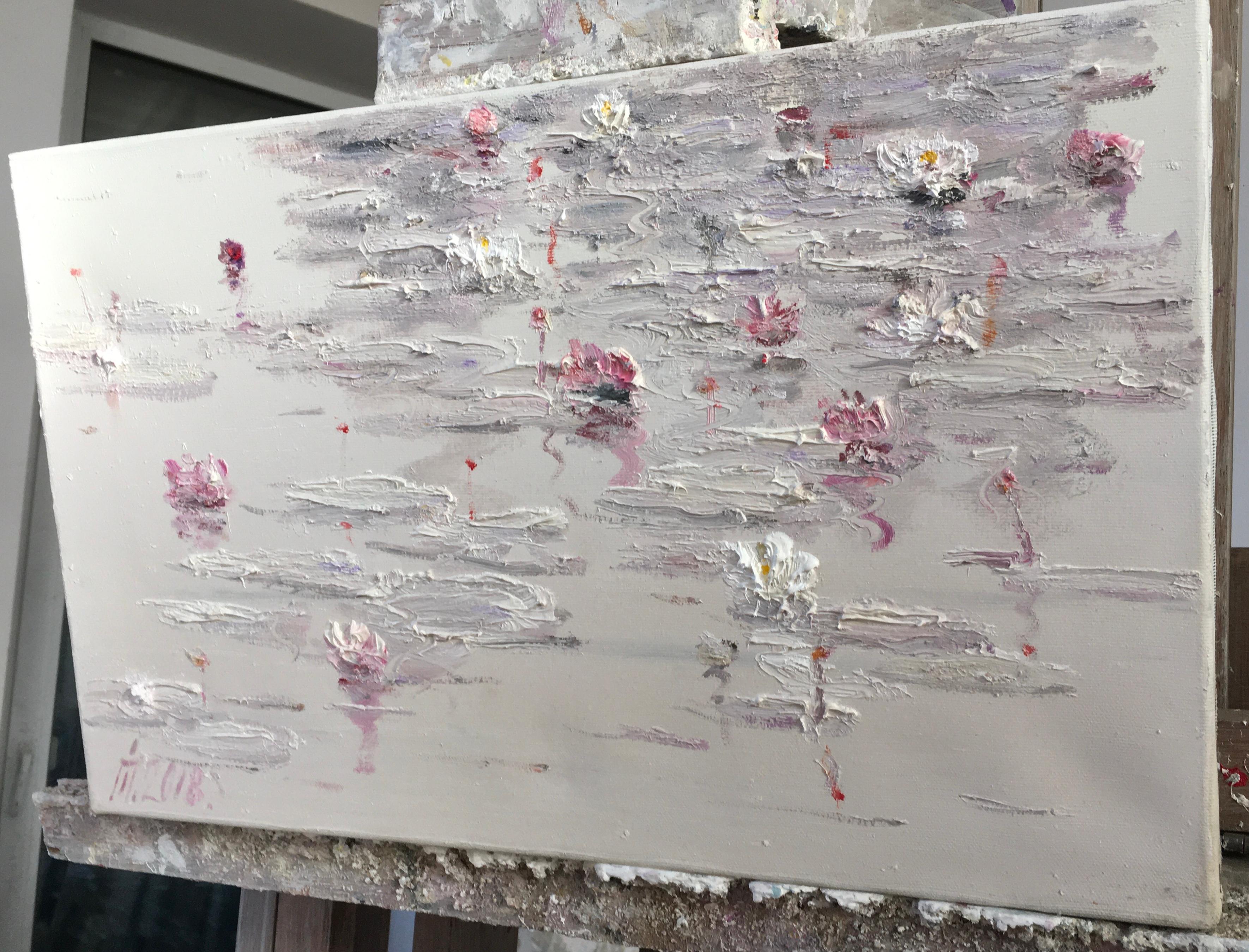 Dieses Bild scheint zu zeigen, wie die Ruhe seltsame Flecken haben kann - still, aber alarmierend. Auf den ersten Blick ist es ein ruhiges Wasser mit zarten Seerosen: rosa, weiß, durchscheinend, auf der Oberfläche schwimmend wie Fragmente von