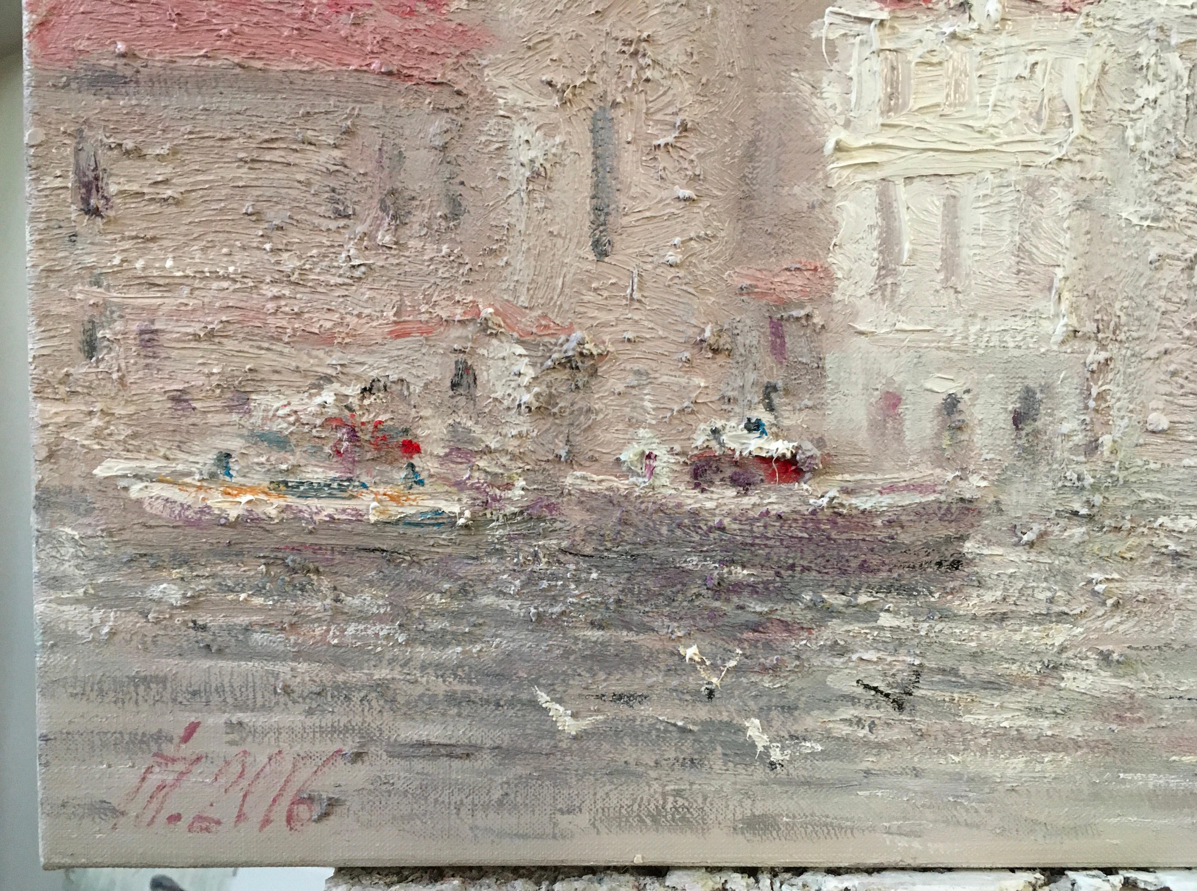 Cette toile est peinte dans des tons pastel et feutrés et présente une texture en relief caractéristique - les coups de peinture épais créent une impression de volume et de rugosité de la pierre d'une vieille ville.

Nous avons devant nous le