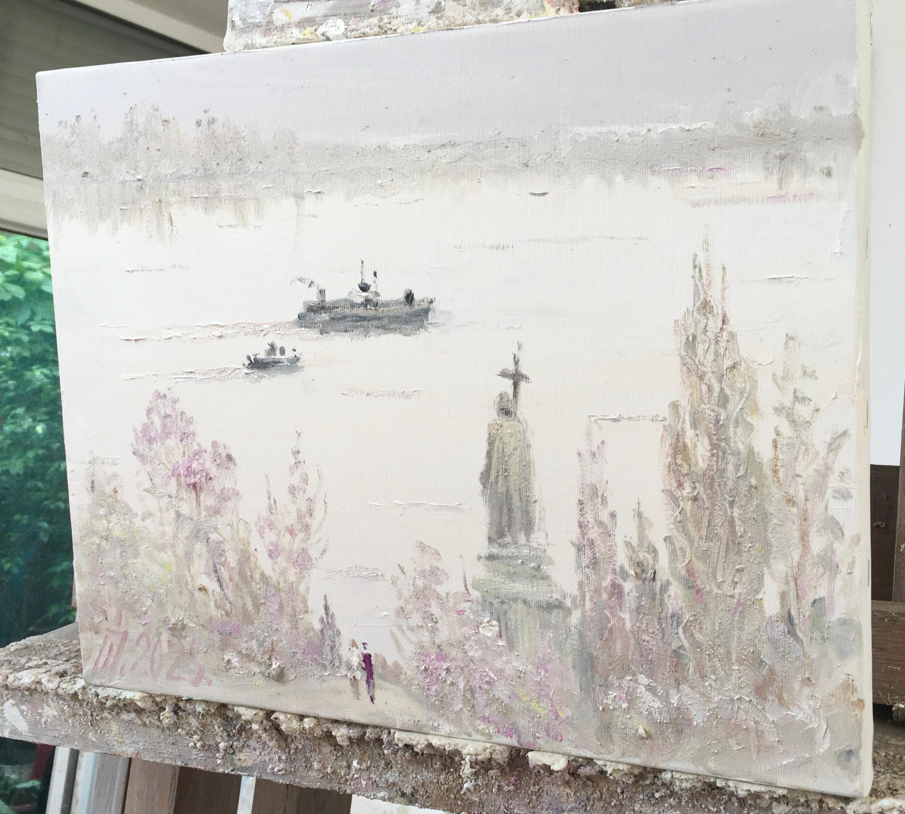 El cuadro representa un paisaje con agua y barcos. En primer plano hay una estatua que parece un monumento a Vladimir el Grande. A su alrededor hay arbustos y árboles en tonos pastel. El tono general de la imagen es suave y apagado, con predominio