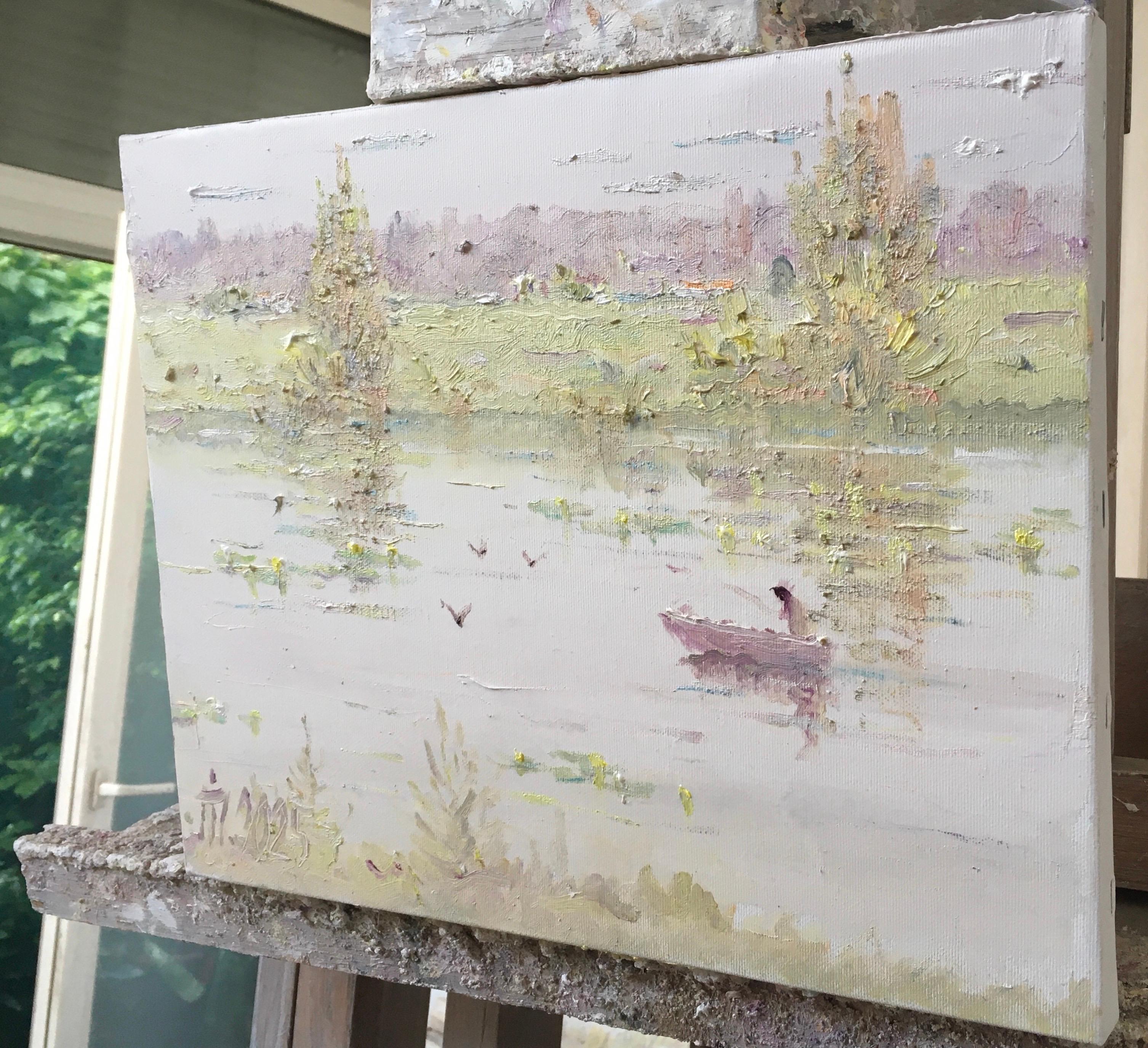 Il s'agit d'une peinture de paysage artistique. Au premier plan, on aperçoit un plan d'eau avec un bateau flottant dans lequel une personne est assise. L'eau se reflète et est entourée de plantes aquatiques. À l'arrière-plan, on aperçoit des arbres