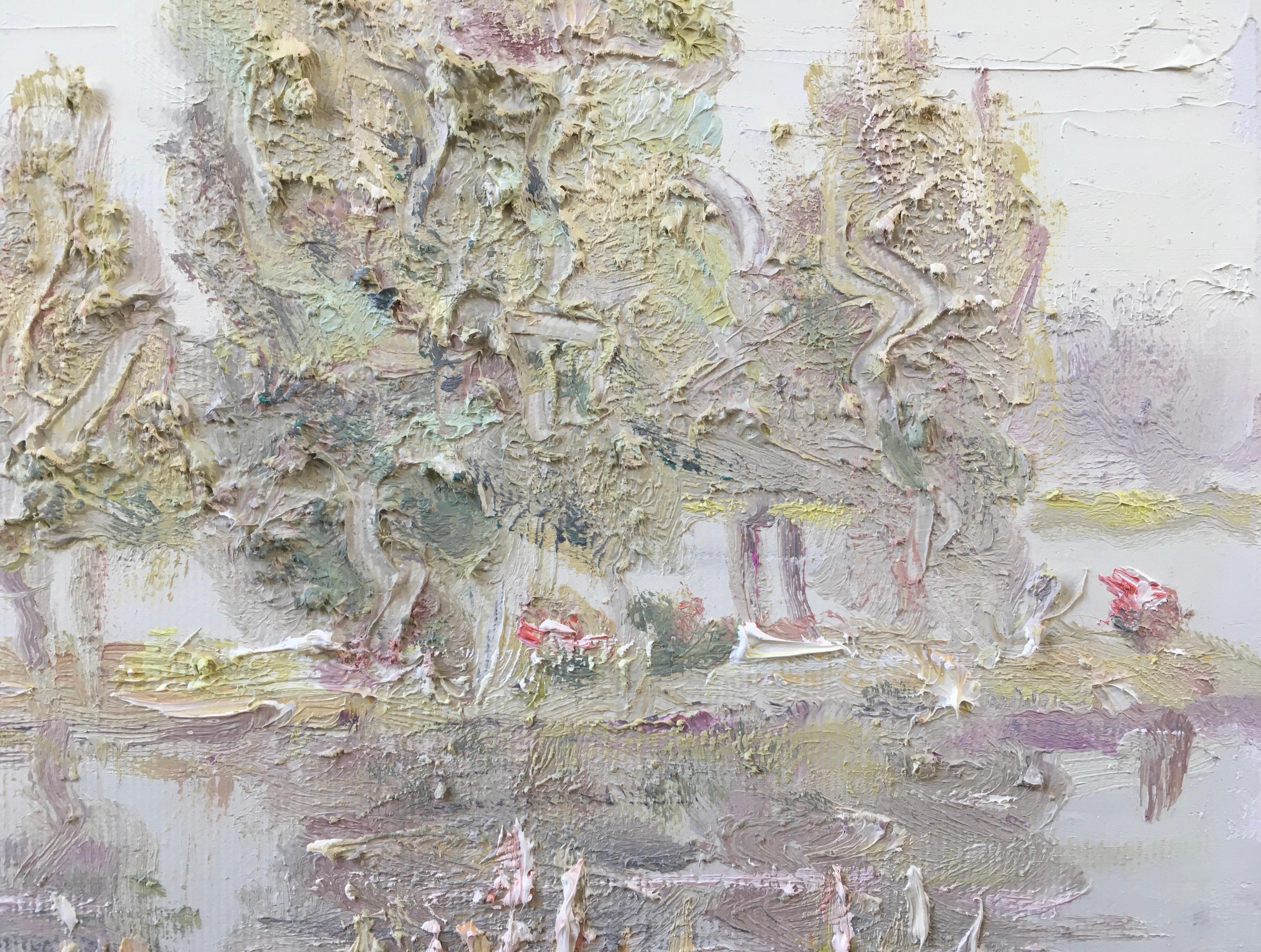 La imagen muestra un cuadro de paisaje, en el que se ve un estanque con árboles reflejados en él. En primer plano, el artista ha representado a personas en una barca. El agua tiene un tono claro de colores pastel, lo que da al cuadro un aspecto