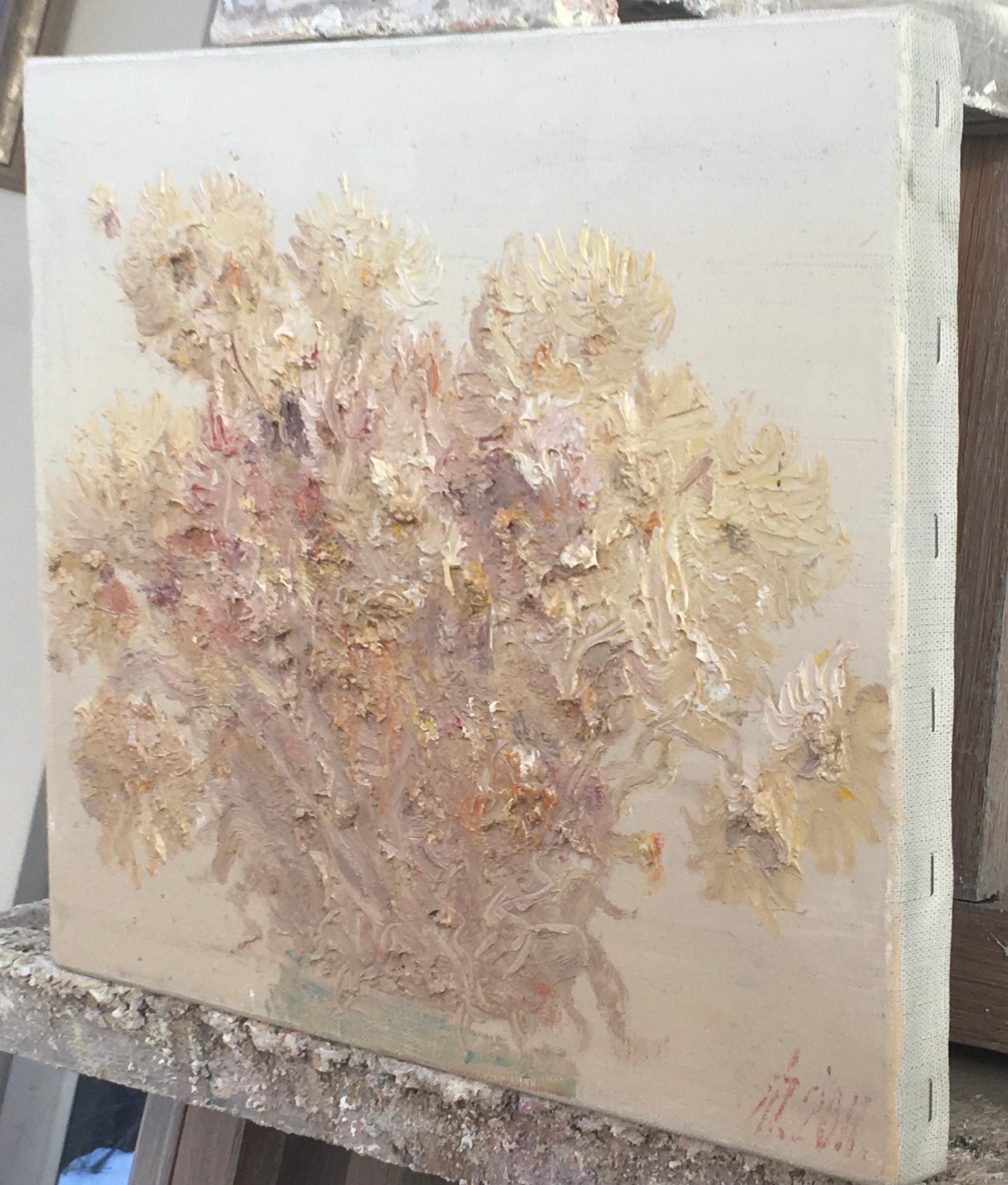 Es handelt sich um ein Gemälde im Stil des Impressionismus oder sogar des Expressionismus, das mit dicken Pinselstrichen gemalt wurde. Der Künstler hat Pastellfarben wie Beige, Creme, Rosa und Braun verwendet, um ein zartes, luftiges Bild von