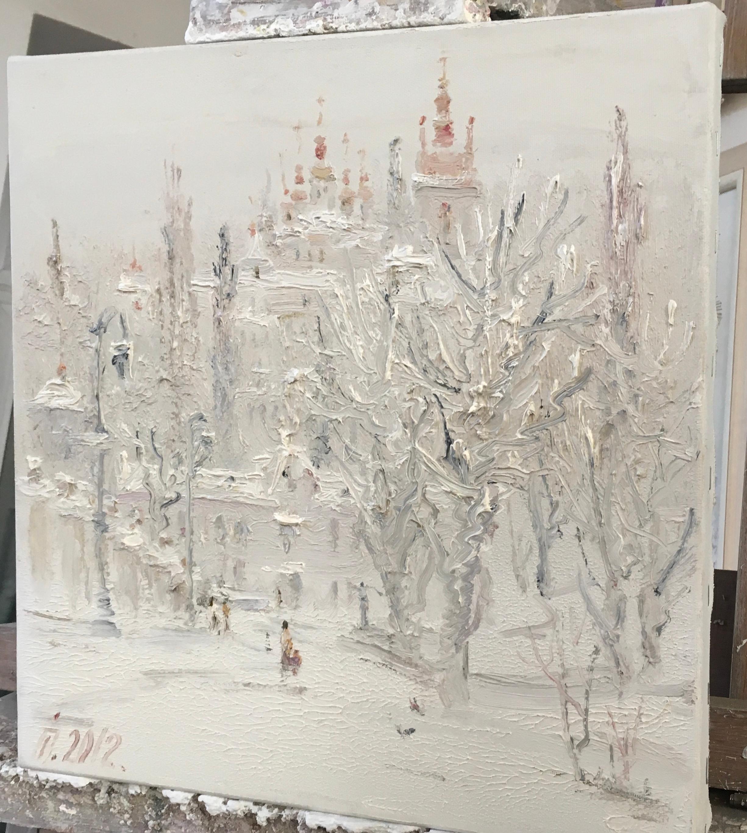 Das Gemälde zeigt eine winterliche Stadtlandschaft, die in hellen, fast monochromen Tönen gehalten ist. Alles ist mit einer dicken Schneedecke bedeckt, die die Konturen von Gebäuden, Bäumen und Menschen verschwimmen lässt. Im Hintergrund ist ein