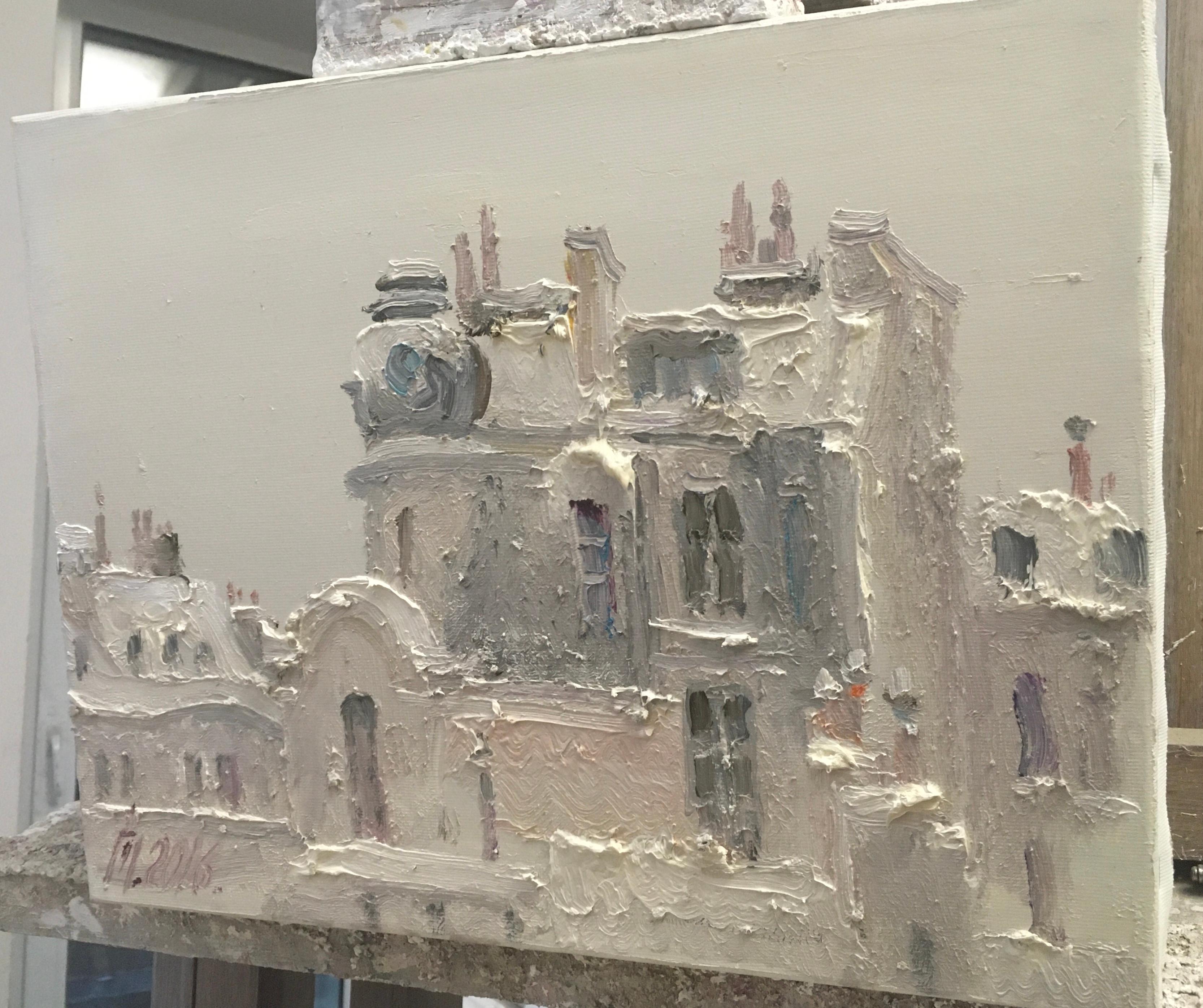 Das Gemälde vermittelt die winterliche Stille der Stadt, gemalt mit dicken Impasto-Strichen, die den Effekt von strukturiertem Schnee erzeugen. Die Gebäude haben eine elegante Architektur im Stil der europäischen Steinhäuser mit Dachböden und