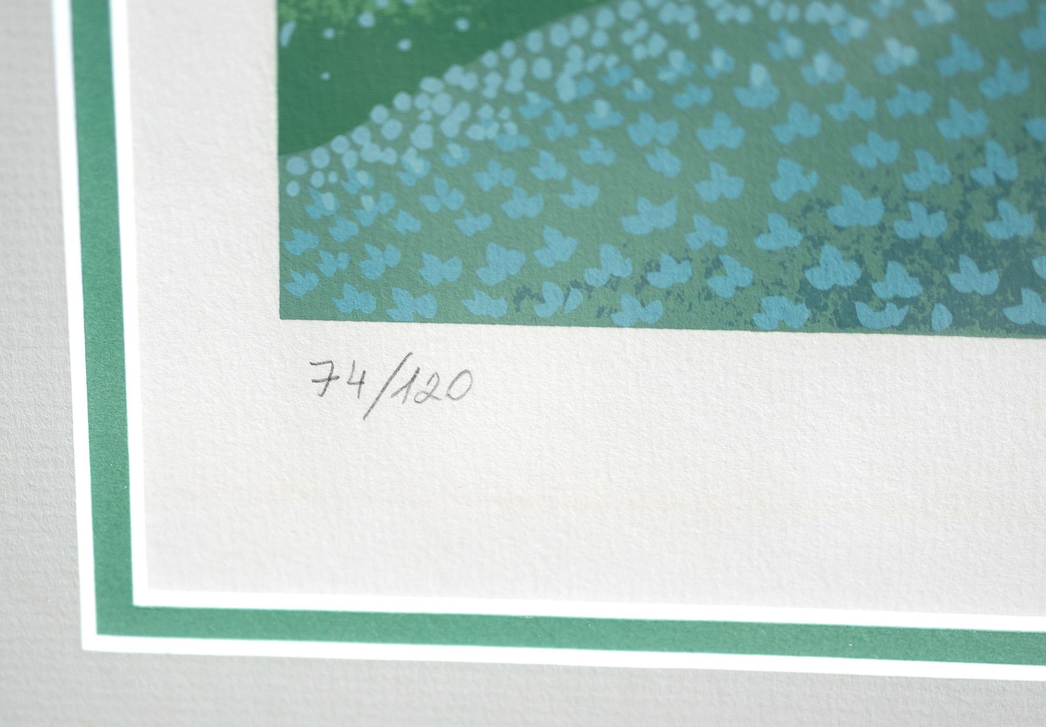 Cette sérigraphie surréaliste d'Ivan Up&Up représente un gros plan d'une marguerite dans un champ, donnant la perspective que la marguerite est aussi grande que les arbres à l'arrière-plan. La palette de couleurs contient des bleus clairs, des verts