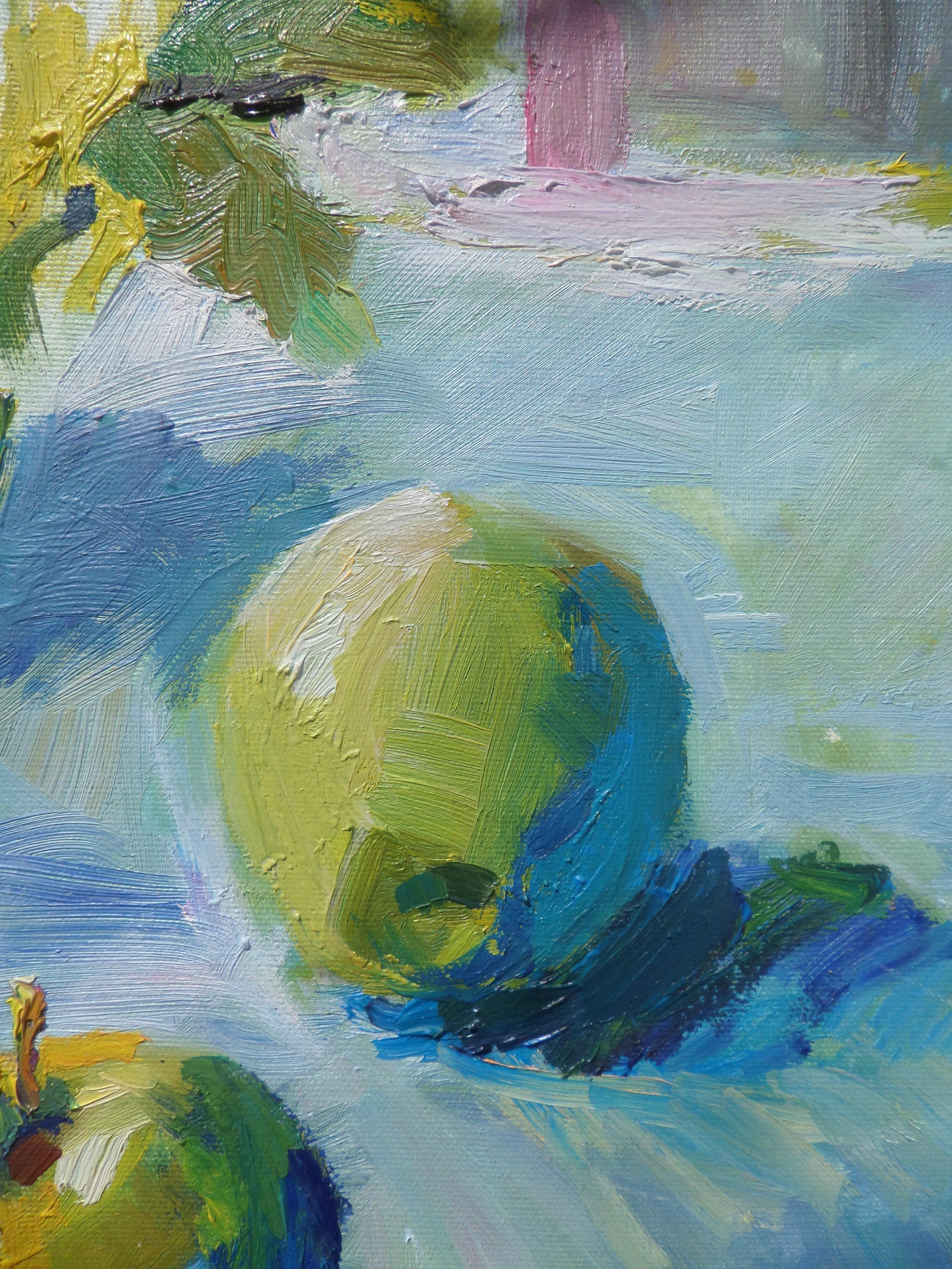 Acht Äpfel – Stillleben, Ölgemälde in den Farben Blau, Grün, Braun und Fliederweiß – Painting von Ivan Roussev