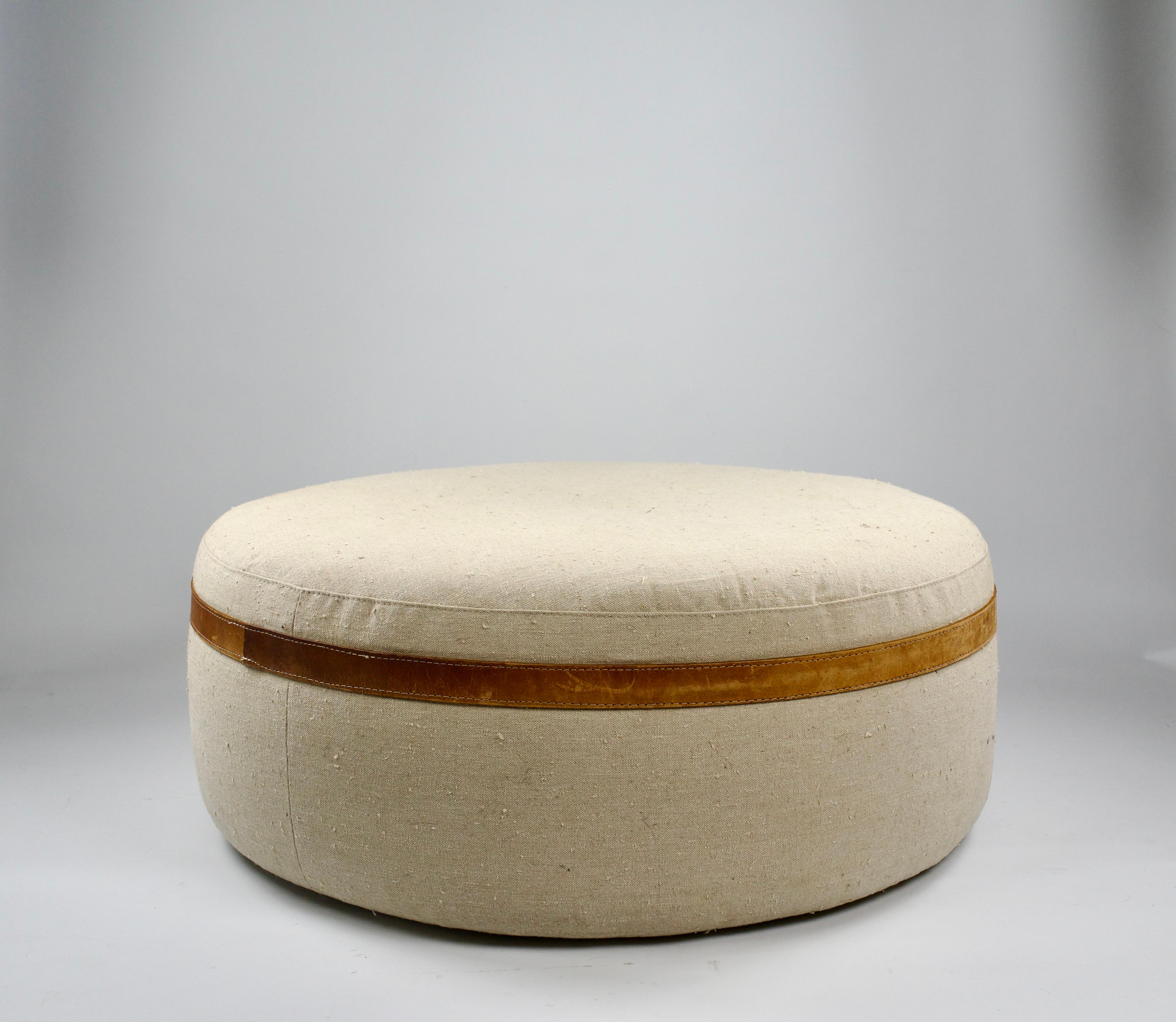 Bellissimo pouf vintage di metà secolo di Ivan Schlechter degli anni '60. 

Buone condizioni.

Dimensioni in cm ( H. x D. ) : 33 x 84