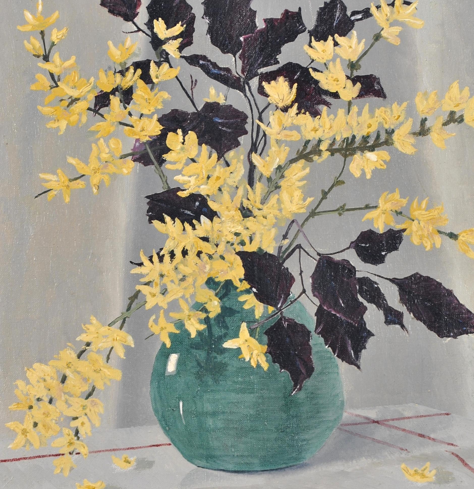 Belle nature morte impressionniste anglaise du début du 20e siècle représentant des fleurs jaunes dans un vase bleu. L'œuvre est présentée dans une jolie boîte en bois de style shabby.  cadre peint à l'ancienne qui le complète parfaitement. Signé