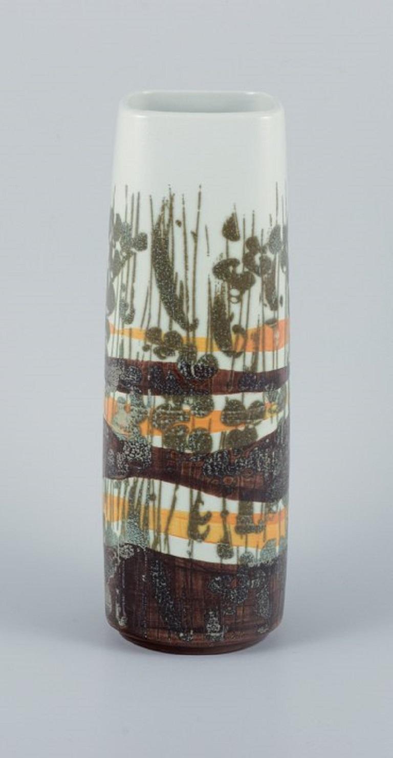 Ivan Weiss für Royal Copenhagen, Fayence-Vase.
1980-1984.
In ausgezeichnetem Zustand.
Markiert.
Erste Fabrikqualität.
Abmessungen: D 9,0 x H 27,5 cm.