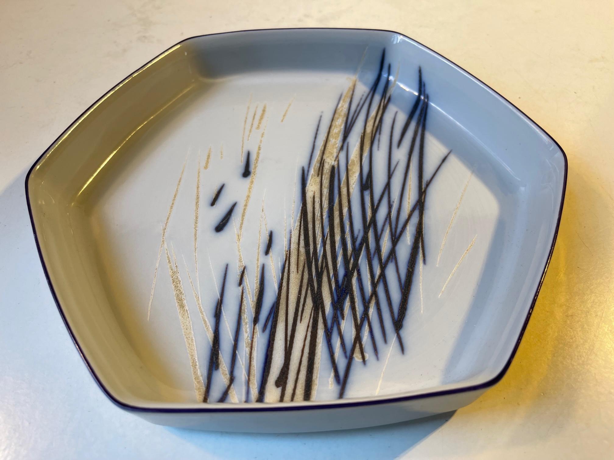Nature inspired porcelain bowl designed by danish ceramist Ivan Weiss and manufactured by Royal Copenhagen during the 1970s. Fully signed, numbered and marked to the base. Measurements: W: 20/21.5 cm, H: 3 cm.