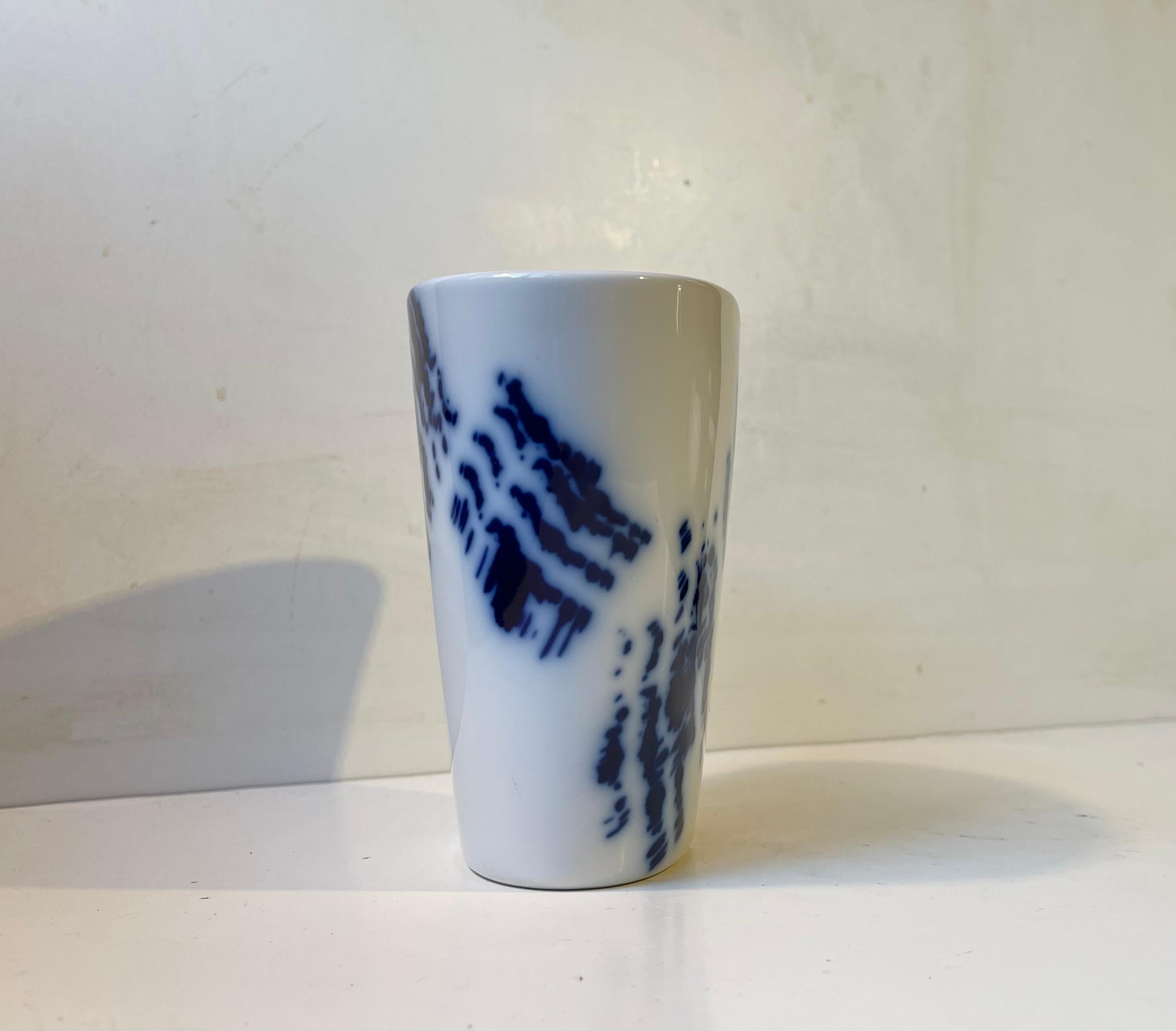 Ivan Weiss Glazed White & Blue Porcelain Vase for Royal Copenhagen, 1980s Moderno en venta
