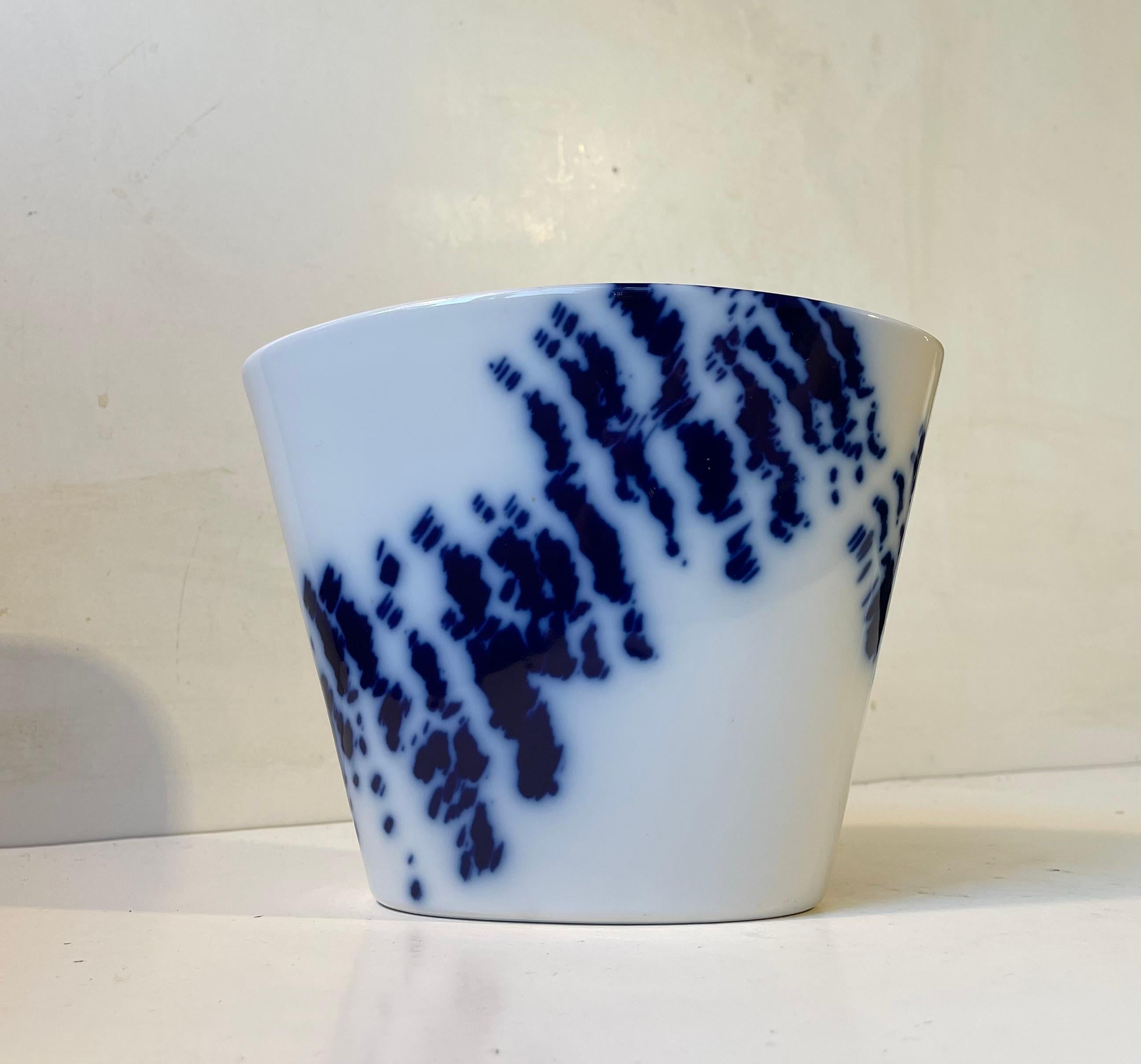 Ivan Weiss Glazed White & Blue Porcelain Vase for Royal Copenhagen, 1980s Danés en venta