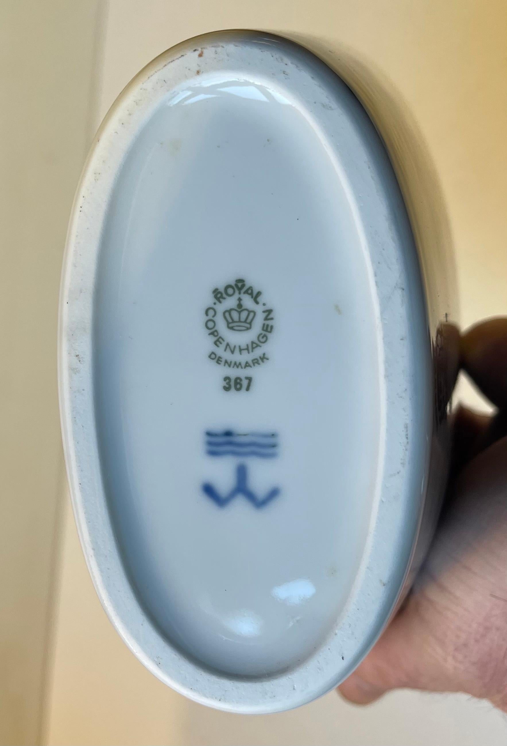 Ivan Weiss Glazed White & Blue Porcelain Vase for Royal Copenhagen, 1980s Glaseado en venta