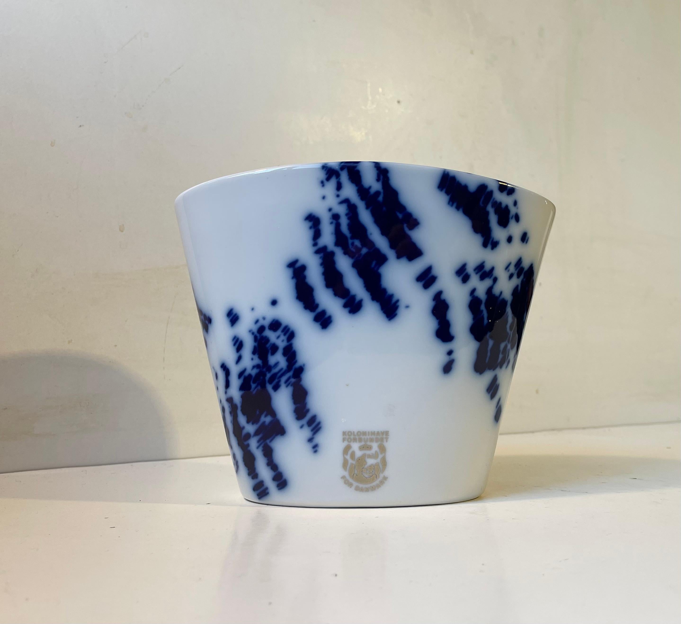 Ivan Weiss Glazed White & Blue Porcelain Vase for Royal Copenhagen, 1980s en Bueno estado para la venta en Esbjerg, DK