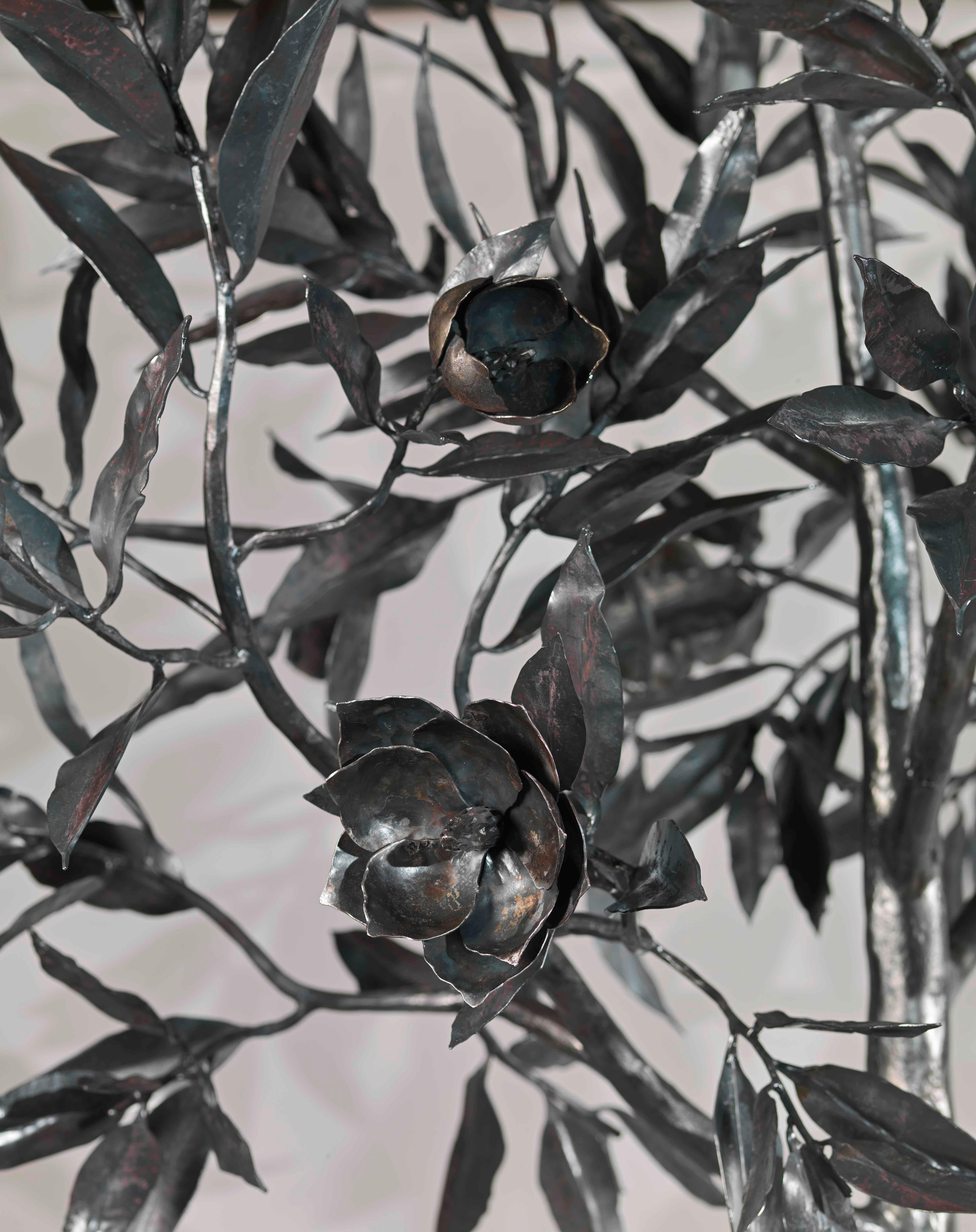 Arbre Magnolia en fer forgé unique noir  - sculpture monumentale d'intérieur et d'extérieur en vente 4