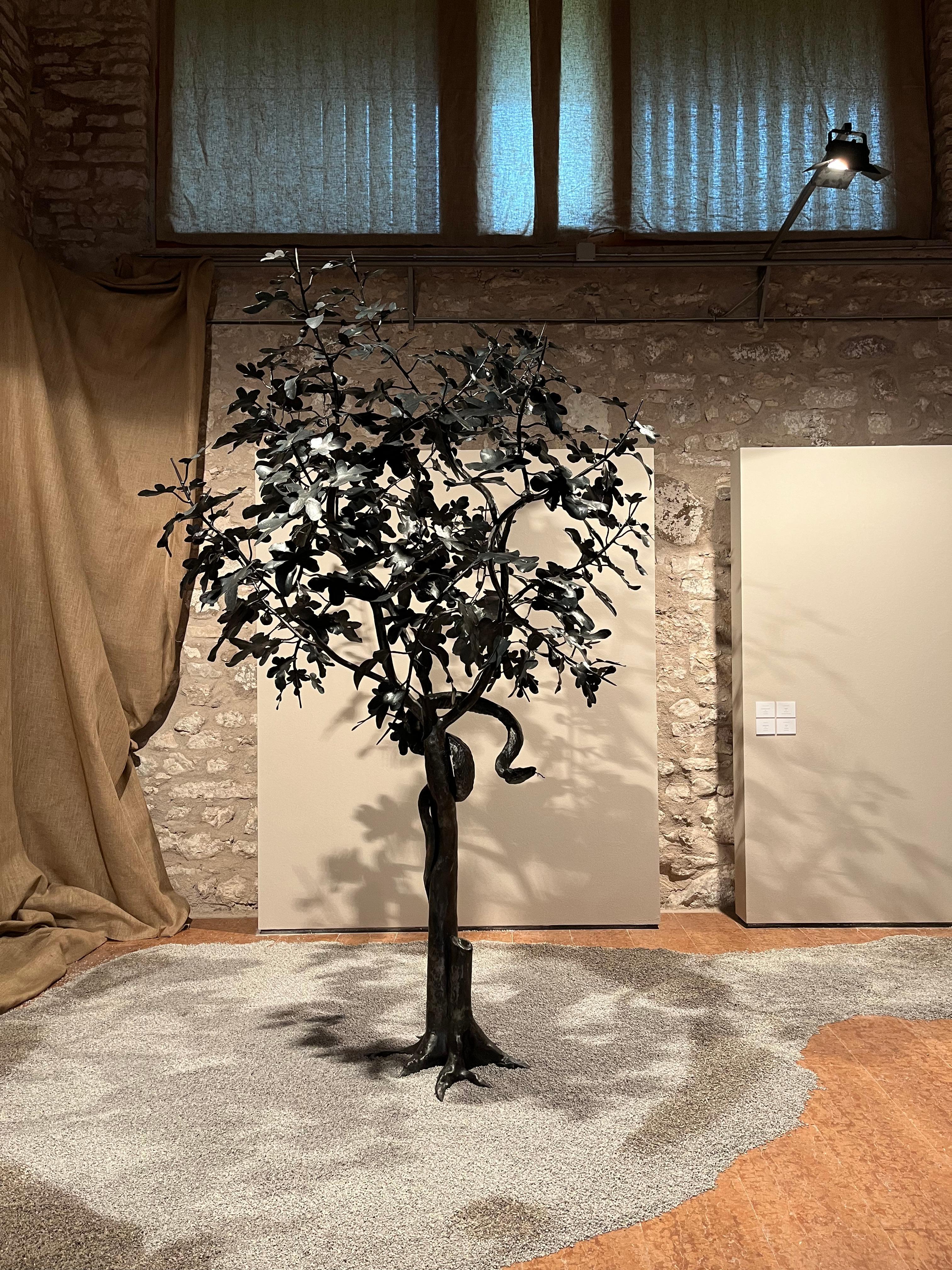 Black unique wrought Iron Fig Tree  - majestic outdoor indoor sculpture - Sculpture Naturalismo di Ivan Zanoni