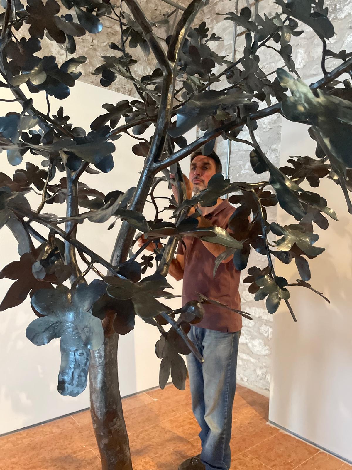 Black unique wrought Iron Fig Tree  - majestic outdoor indoor sculpture in vendita 1