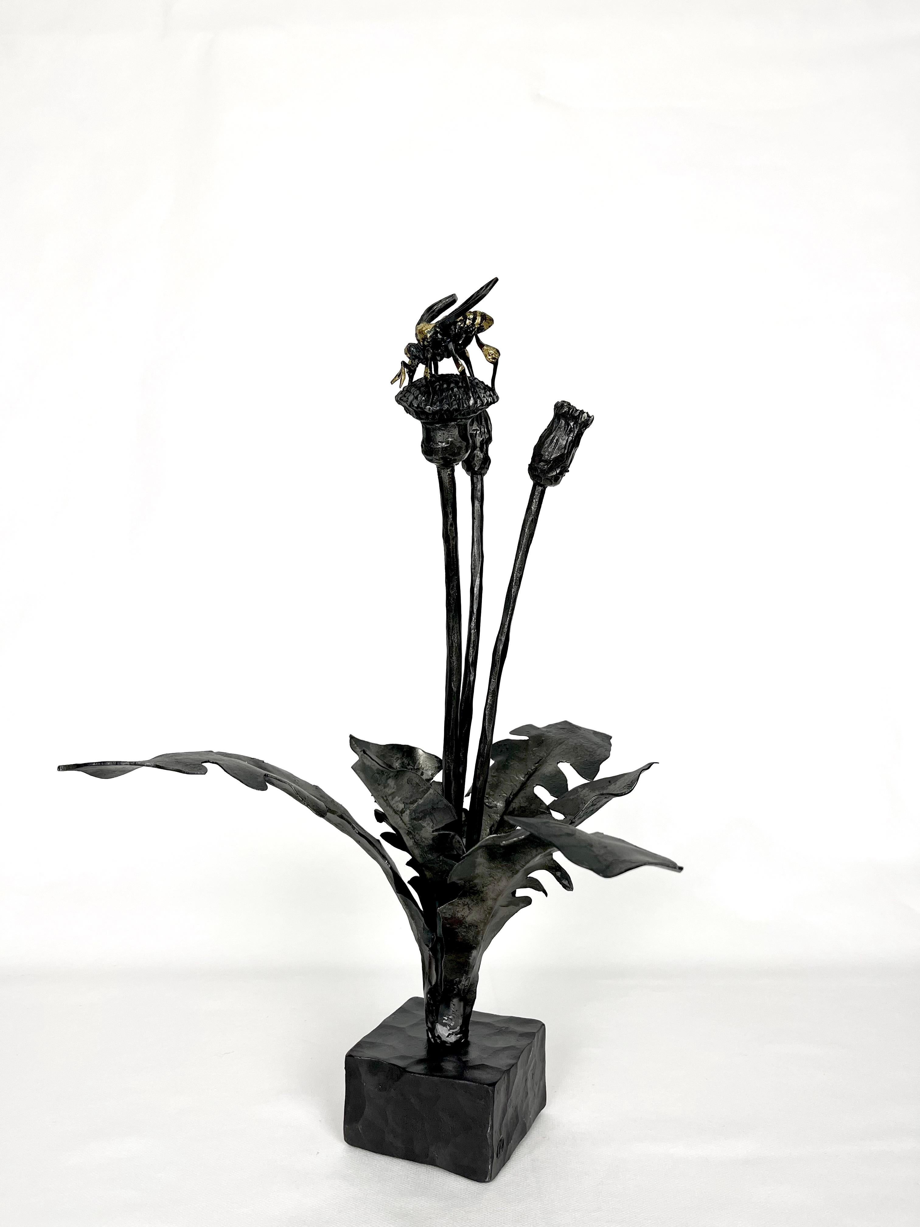 Dandelion and bee - Wrought iron and pure gold leaf - Sculpture Naturalismo di Ivan Zanoni