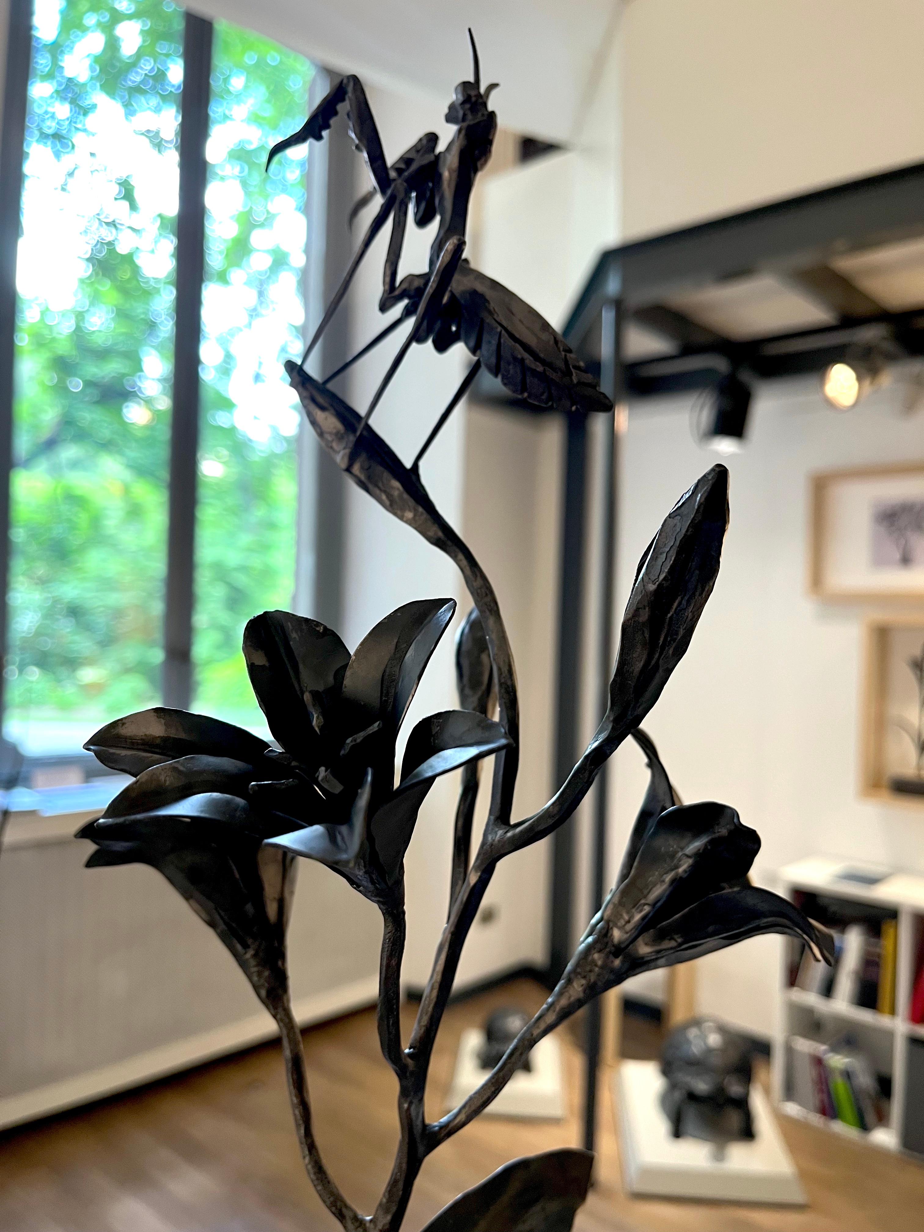 Lily and praying mantis hand-forged in wrought iron - White Figurative Sculpture by Ivan Zanoni