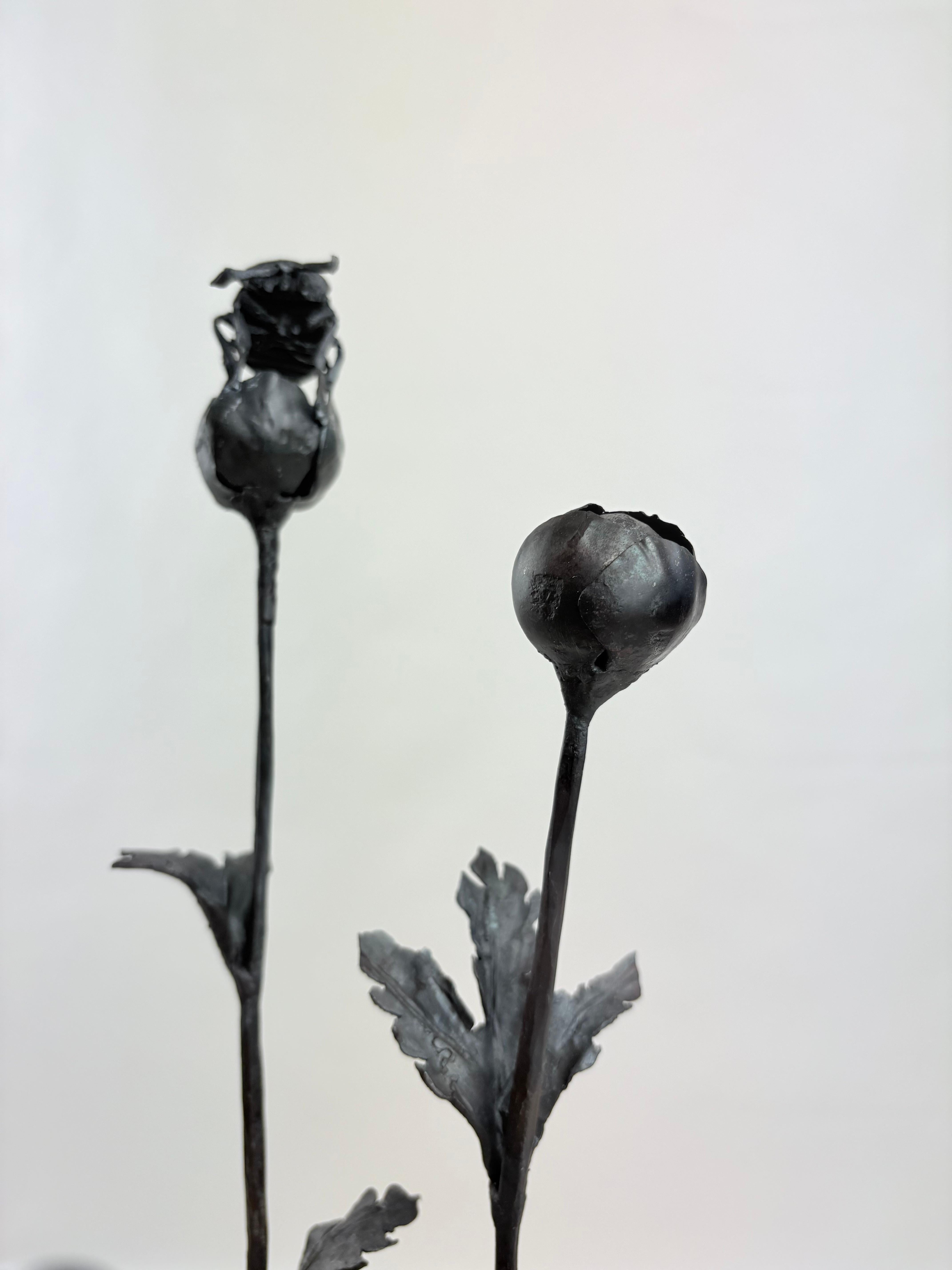 Scarabée sur un bouton d'or - La nature forgée dans le fer - Gray Figurative Sculpture par Ivan Zanoni