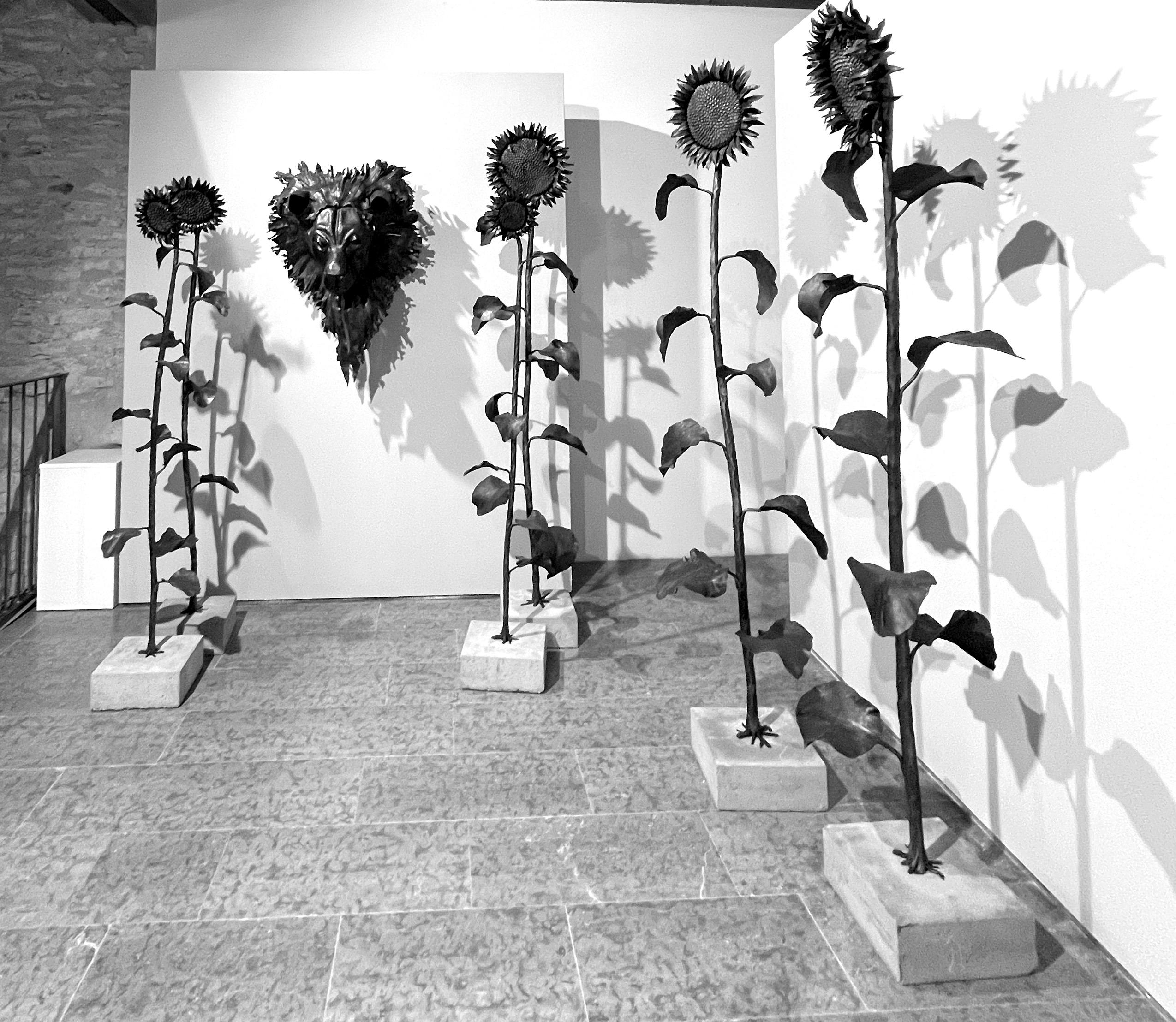 Sunflower - Wrought iron indoor and outdoor sculpture - Figurative Sculpture Gray di Ivan Zanoni