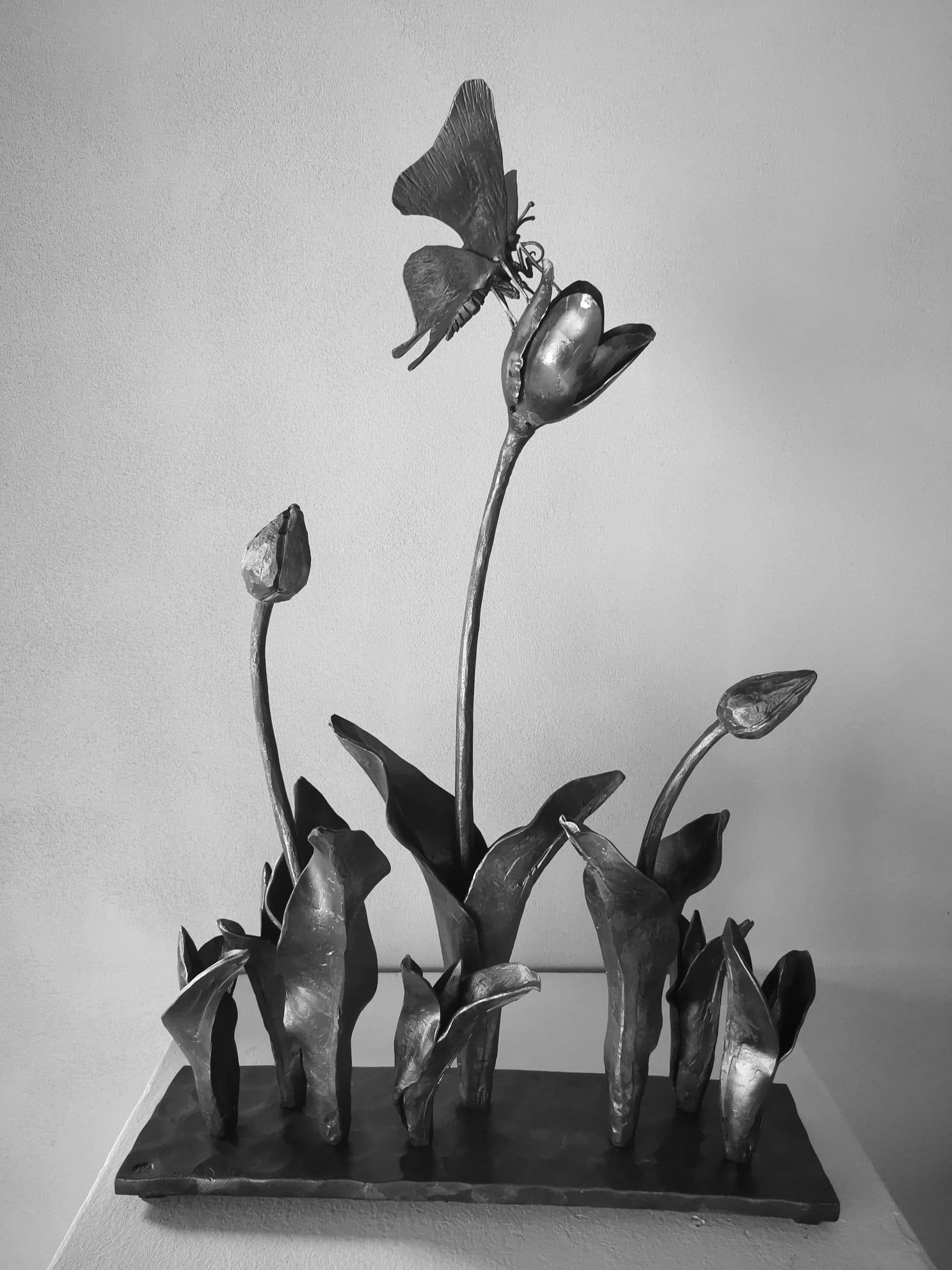 Tulips and Butterfly - Unique wrought iron sculpture - Sculpture di Ivan Zanoni