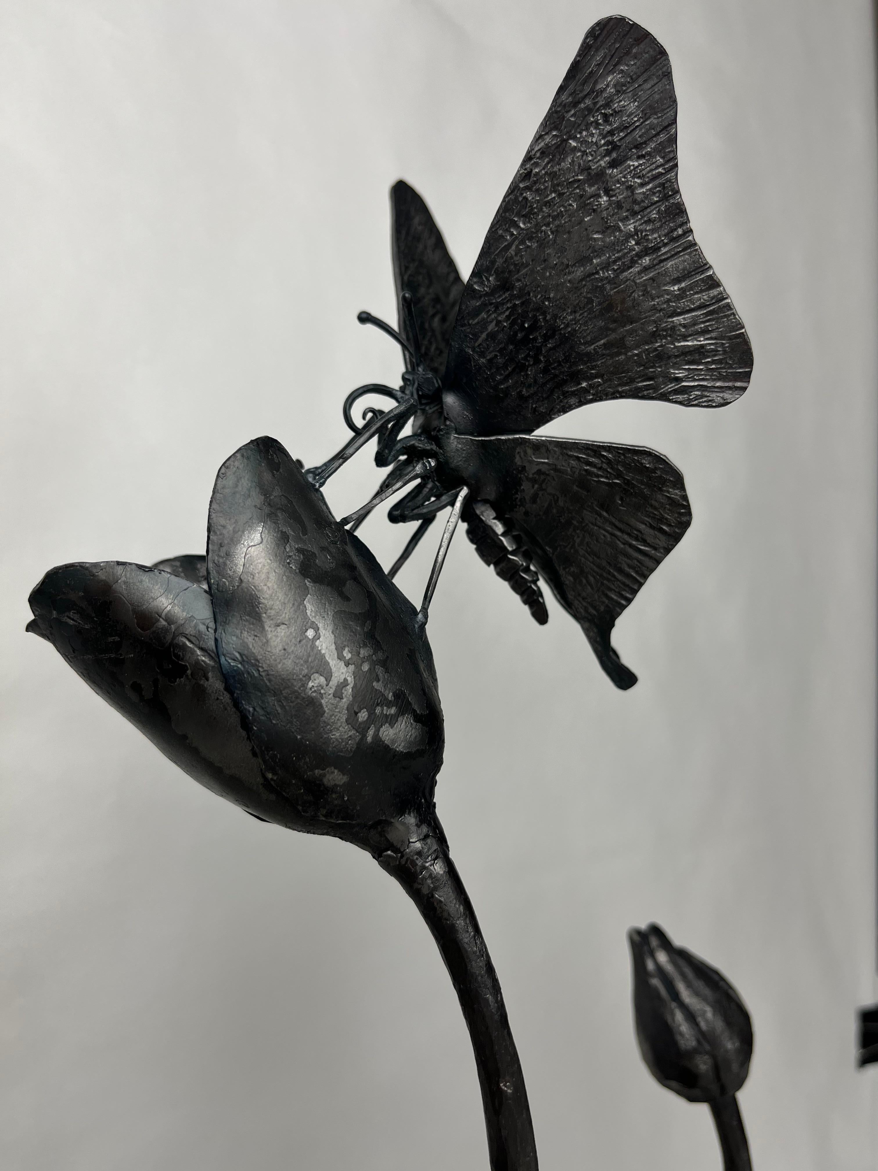 Tulips and Butterfly - Unique wrought iron sculpture - Figurative Sculpture Gray di Ivan Zanoni