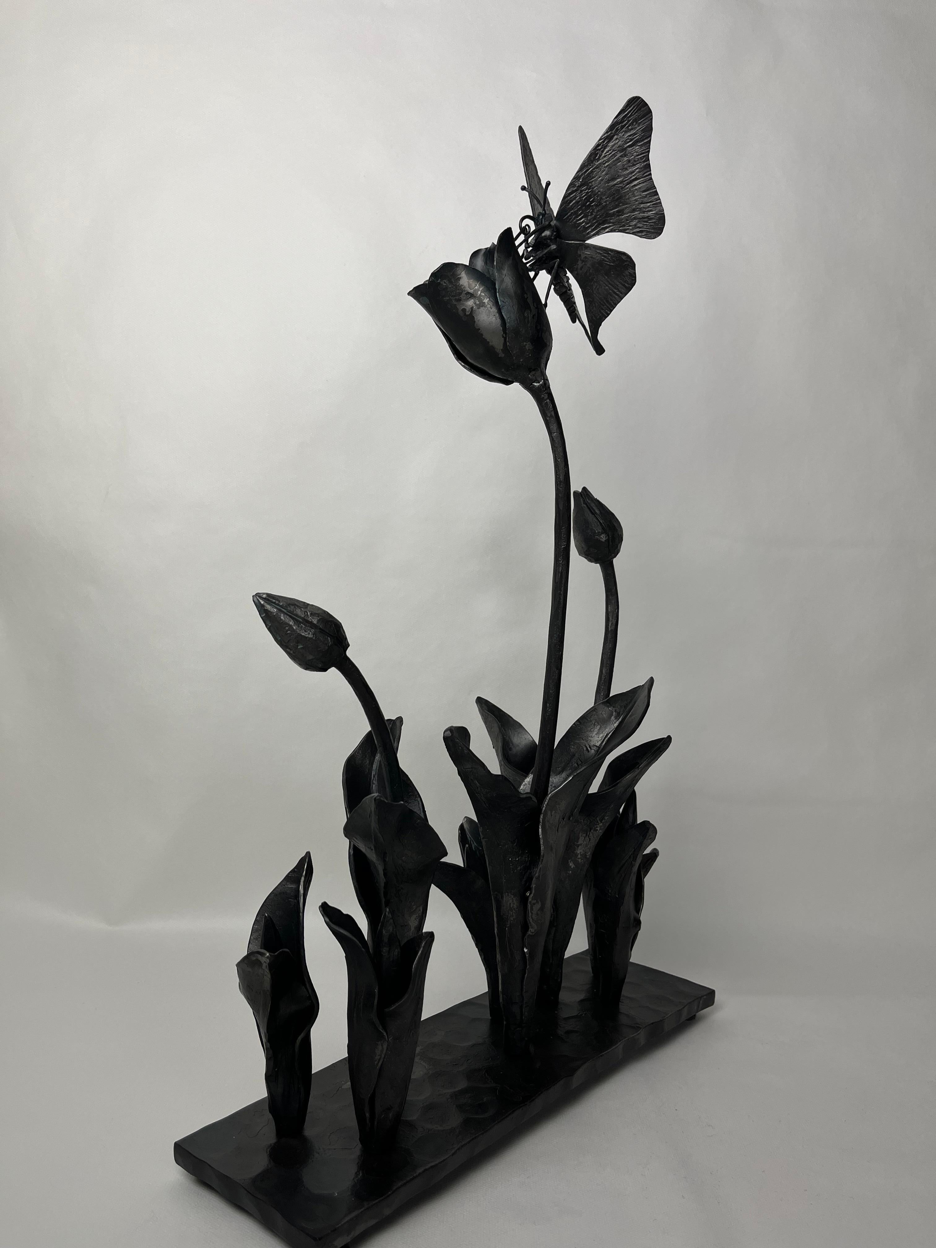 Tulips and Butterfly - Unique wrought iron sculpture in vendita 1