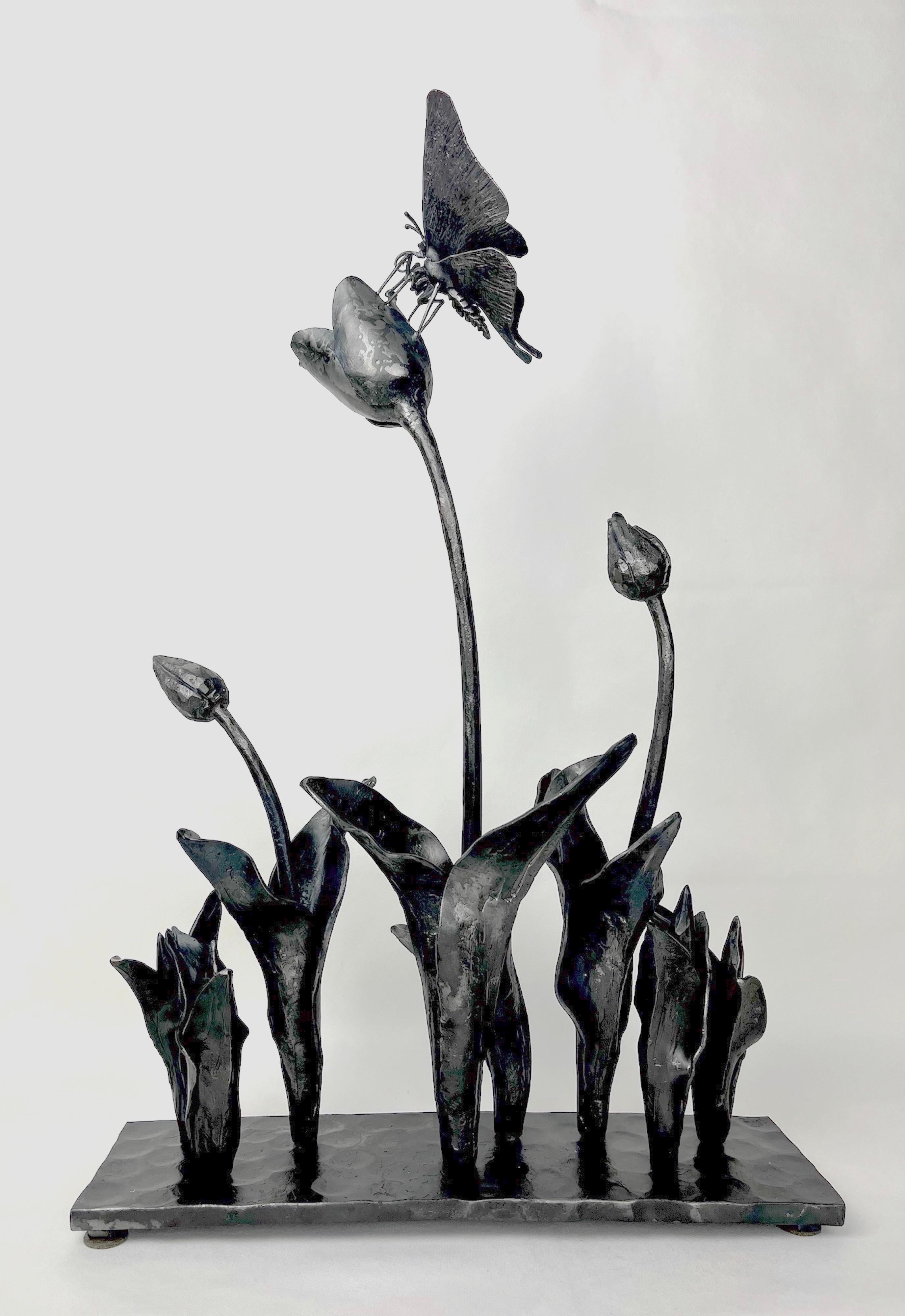 Tulpen und Schmetterling - Einzigartige Skulptur aus Schmiedeeisen