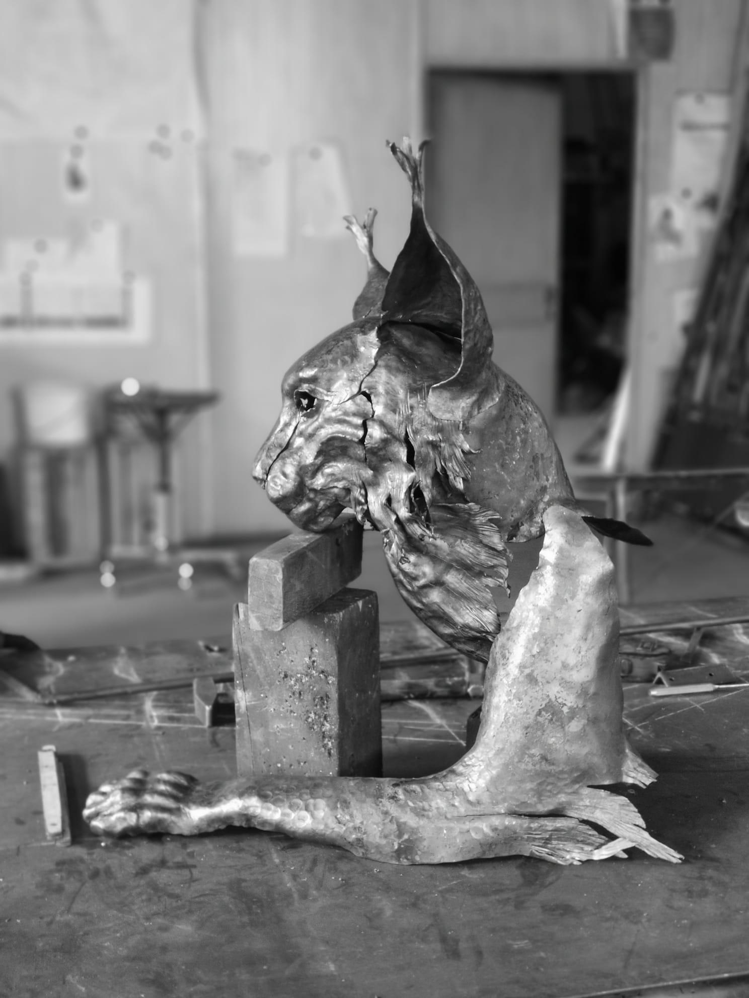 Sculpture de chat félin Lynx en fer forgé noir naturel, intérieur et extérieur - Gris Figurative Sculpture par Ivan Zanoni