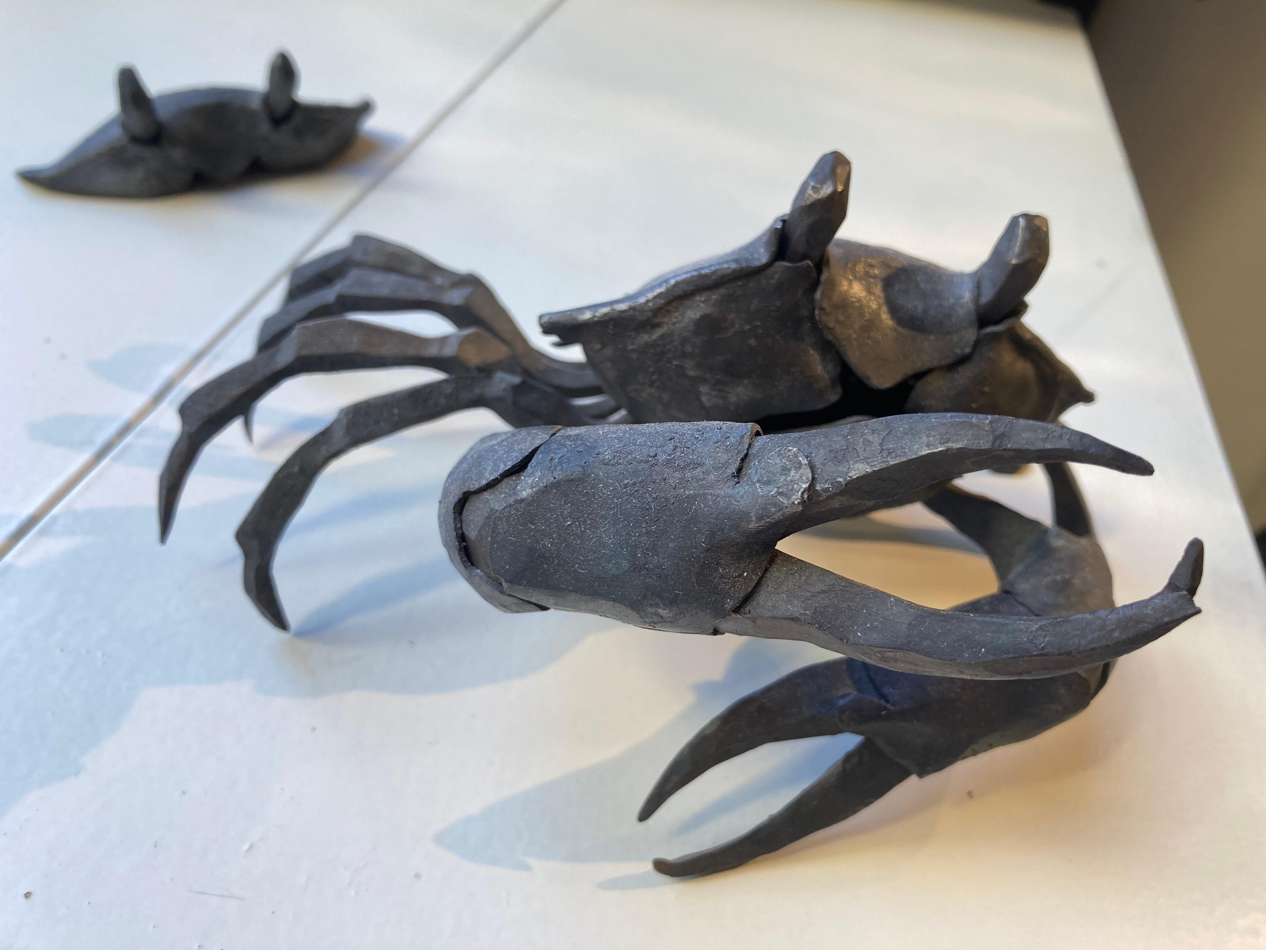La marche des crabes, série de sculptures en fer forgé d'un forgeron italien - Gris Figurative Sculpture par Ivan Zanoni