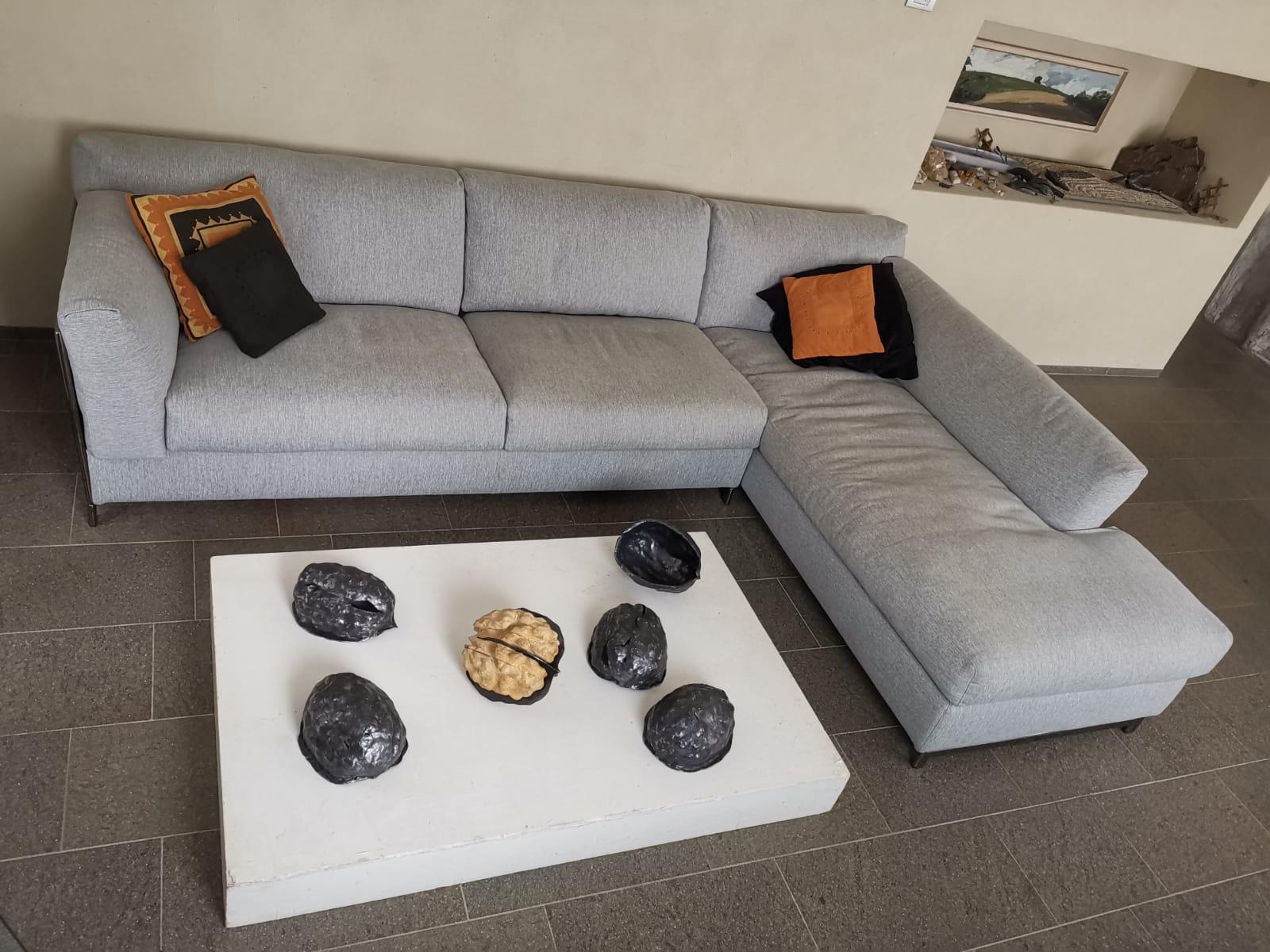 Skulptur-Installation aus sechs Muscheln aus Nussbaumholz und Schmiedeeisen im Angebot 1