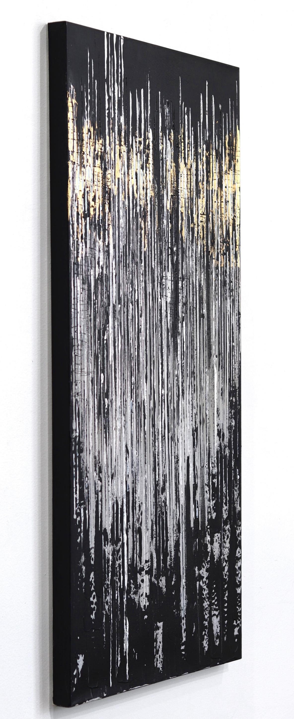 Between the Lines 2 - Œuvre d'art originale abstraite et texturée en noir, blanc et or - Noir Landscape Painting par Ivana Milosevic