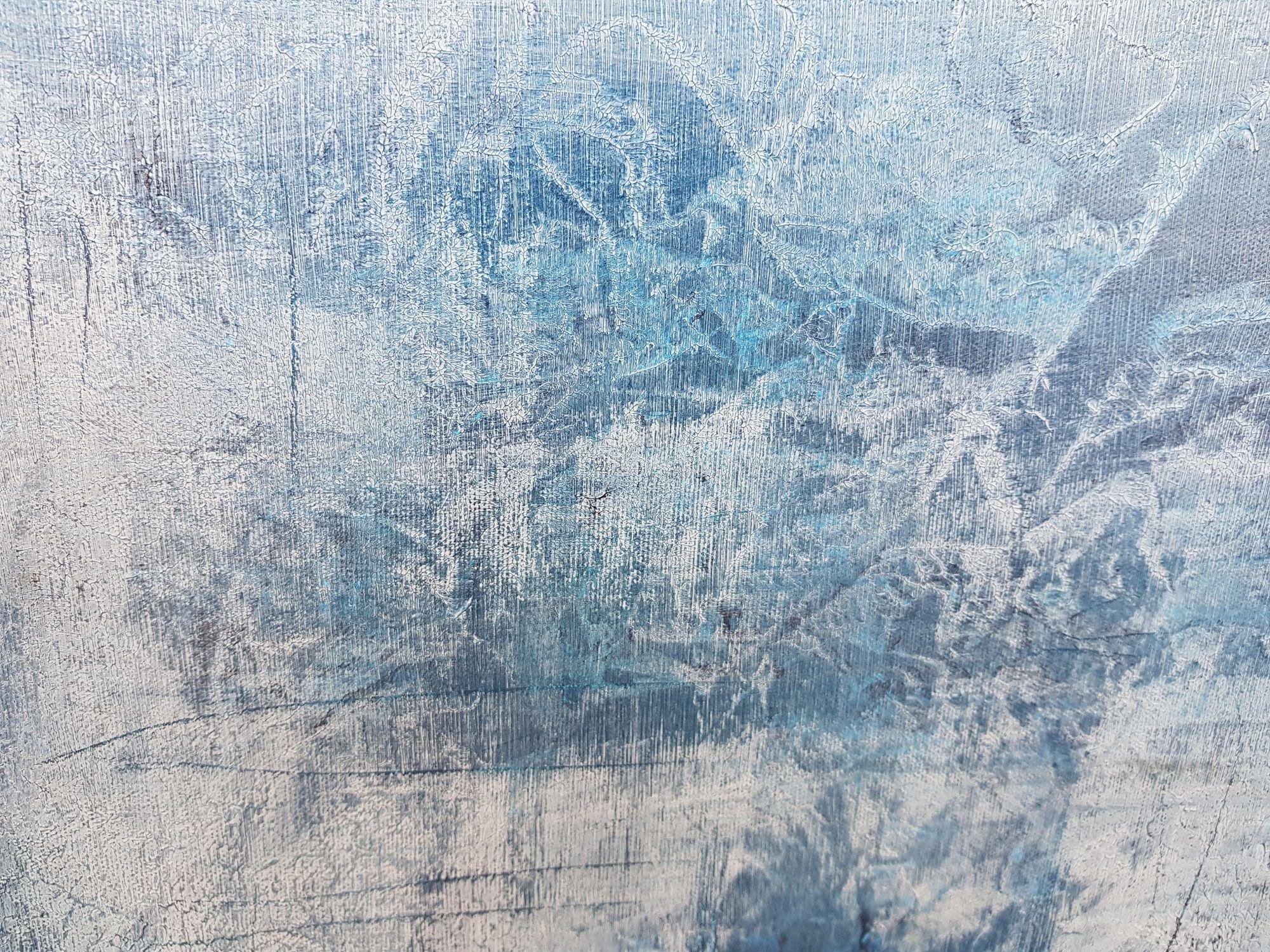 Pintura abstracta multicapa extragrande con una textura suave.    Tonos de azul con una fina capa de blanco y plata descubren la textura escarchada.  Los laterales también están pintados.  Energía fresca y pacífica.    Listo para colgar.    Cada uno