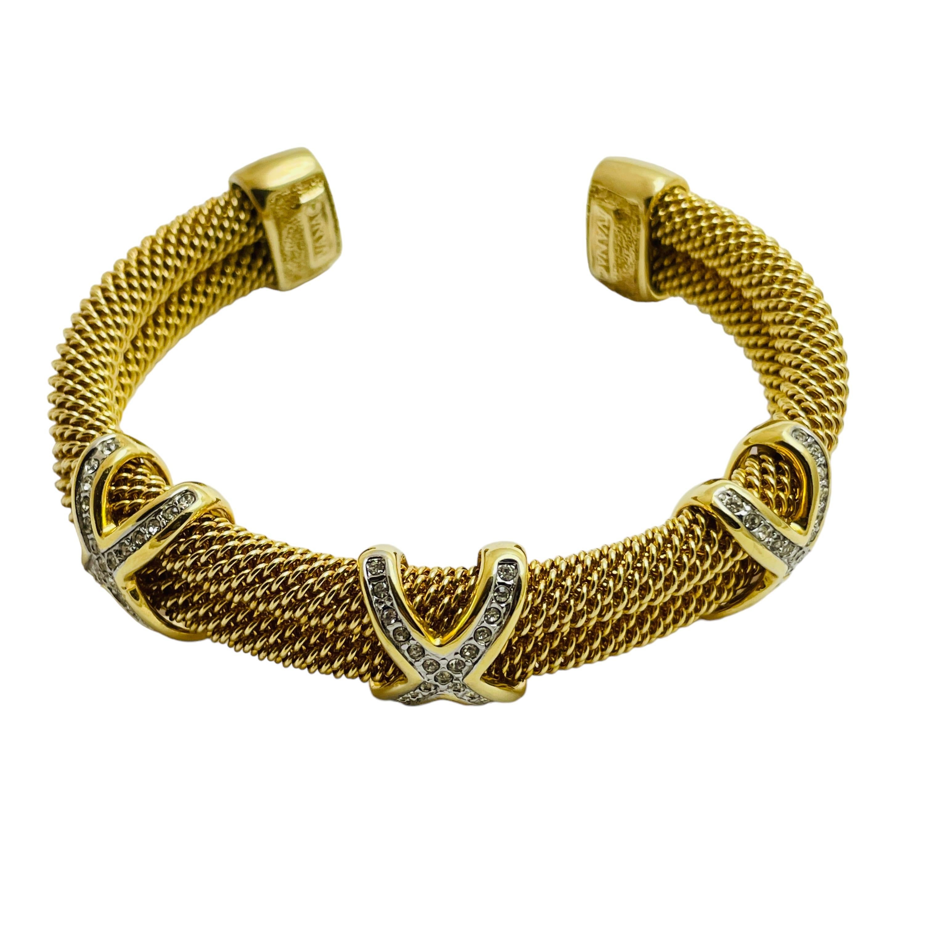 DETAILS

• signed IVANA 

• gold plated with crystals  

• vintage designer bracelet 

MEASUREMENTS  

• flexible, will fit most wrist sizes

CONDITION

•  excellent vintage condition with minimal signs of wear 

 Sku 40

❤️❤️   VINTAGE DESIGNER