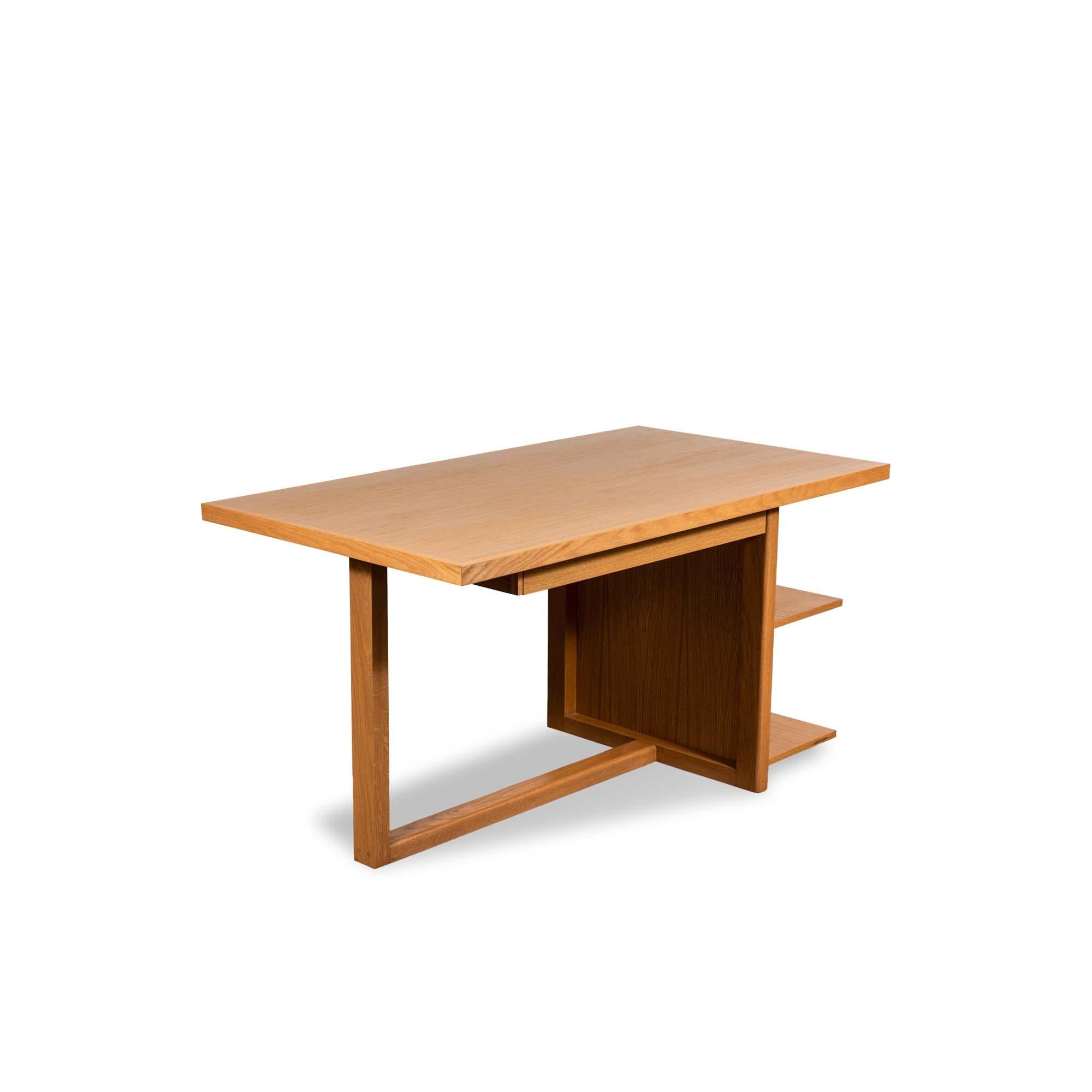 La scrivania Ivanhoe presenta una base a sbalzo con ripiani espositivi aperti. Disponibile in noce americano o quercia bianca e i cassetti sono disponibili su richiesta. 

La collezione Lawson-Fenning è progettata e realizzata a mano a Los