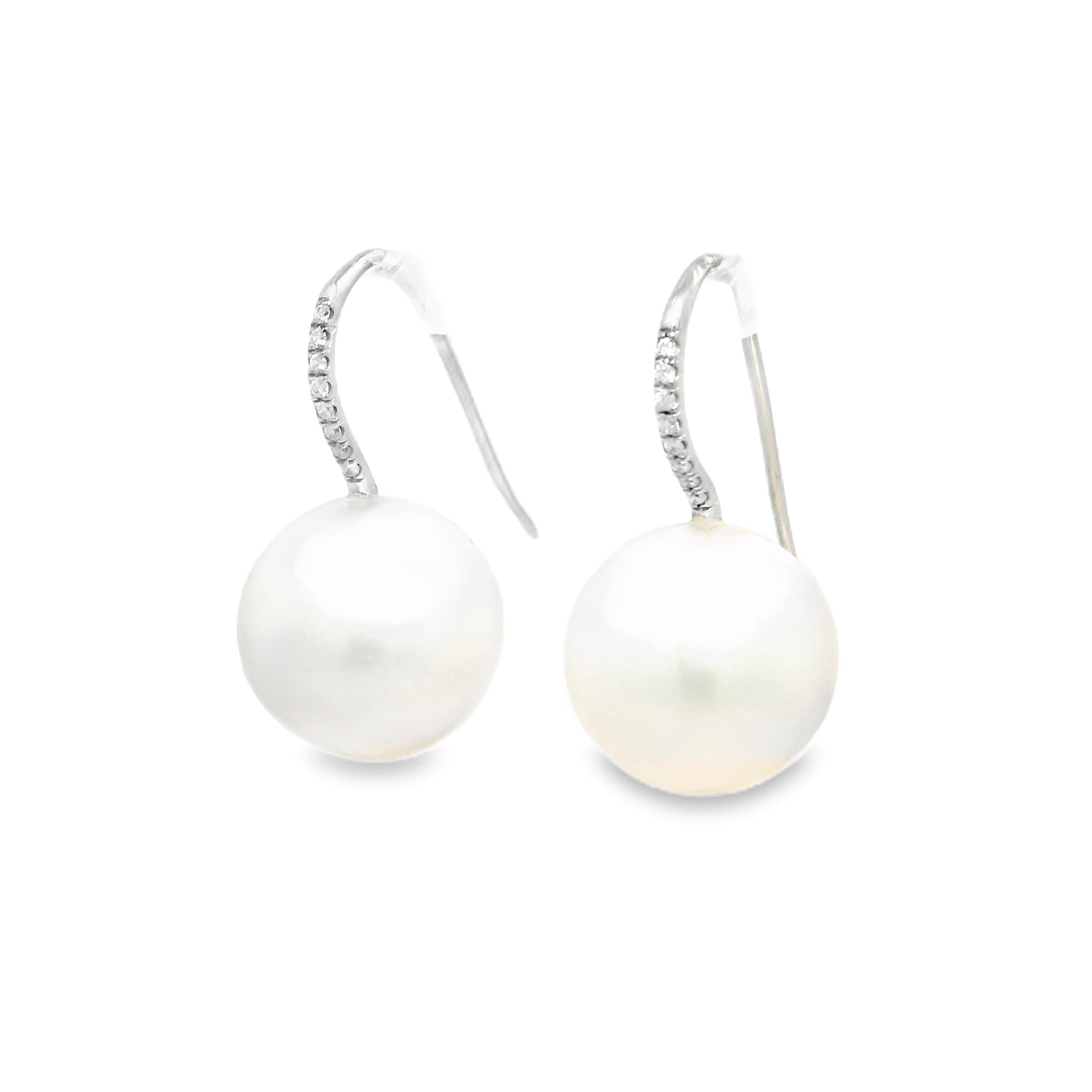 Moderne Ivanka Trump Boucles d'oreilles en fil de fer français avec perles des mers du Sud et diamants naturels En stock en vente