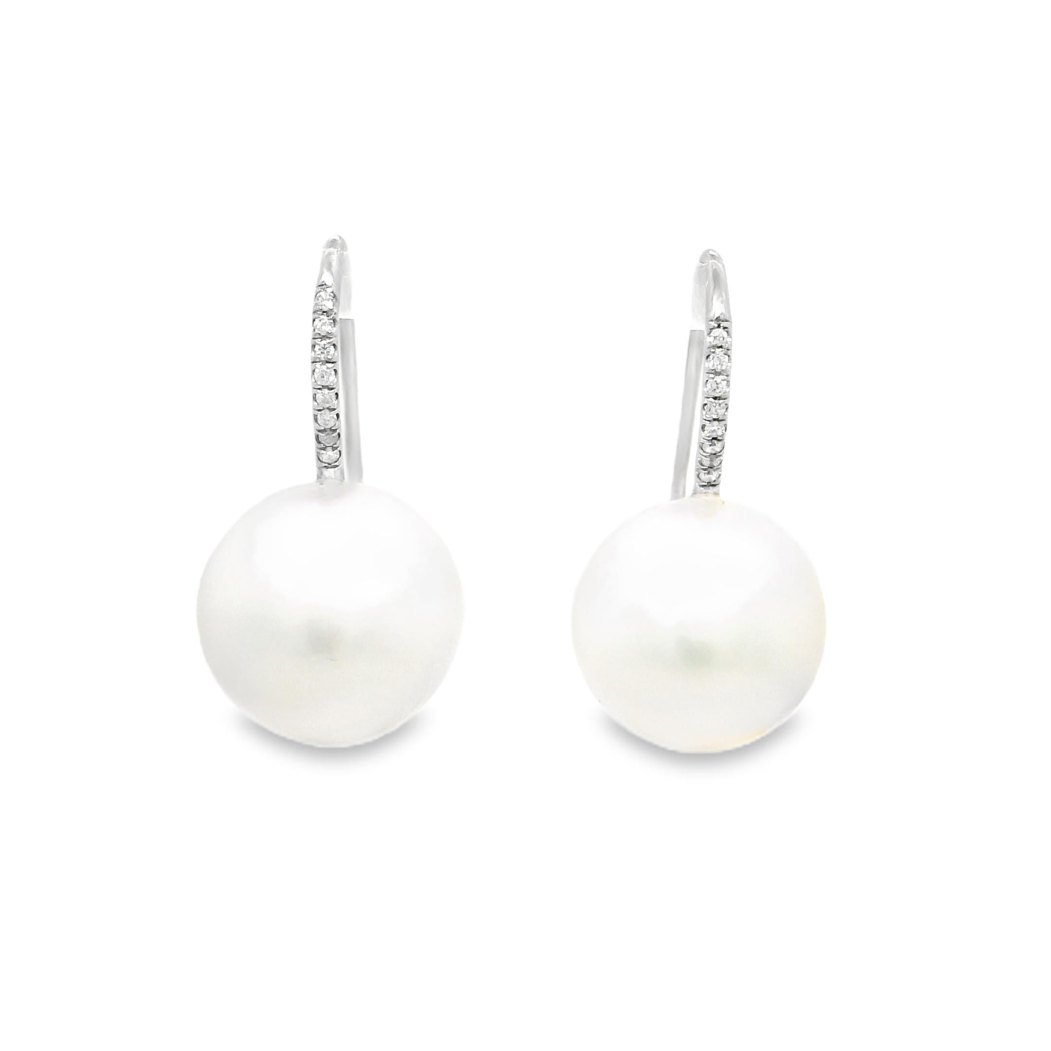 Taille ronde Ivanka Trump Boucles d'oreilles en fil de fer français avec perles des mers du Sud et diamants naturels En stock en vente