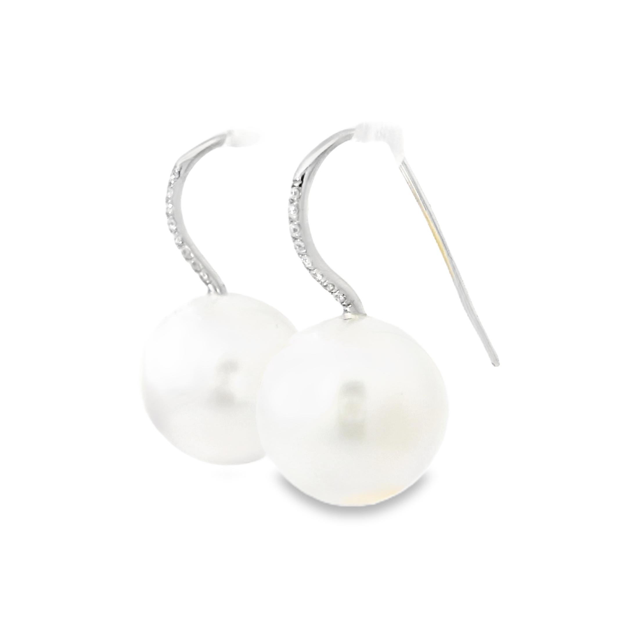 Ivanka Trump Boucles d'oreilles en fil de fer français avec perles des mers du Sud et diamants naturels En stock Excellent état - En vente à Boca Raton, FL
