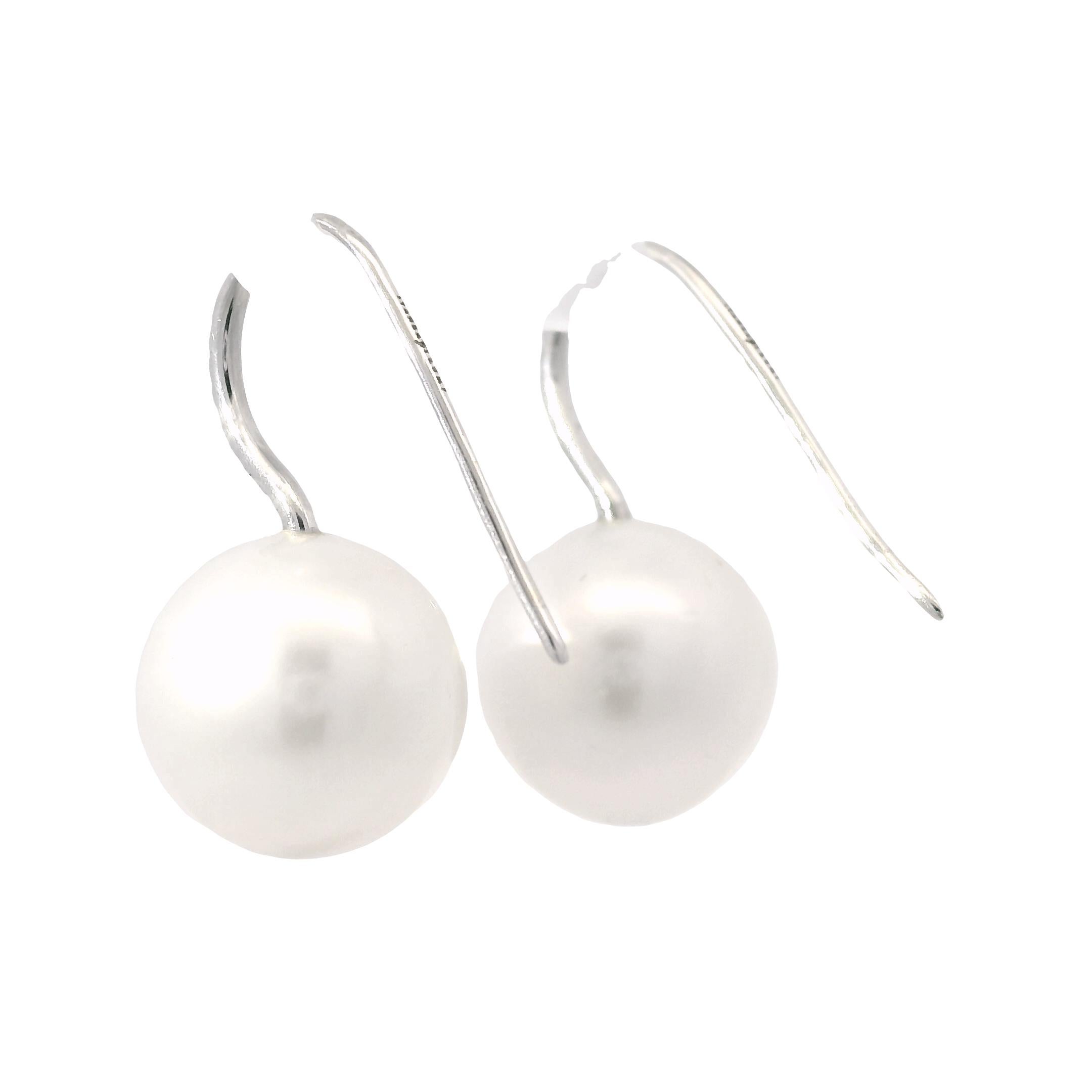 Ivanka Trump Boucles d'oreilles en fil de fer français avec perles des mers du Sud et diamants naturels En stock Pour femmes en vente