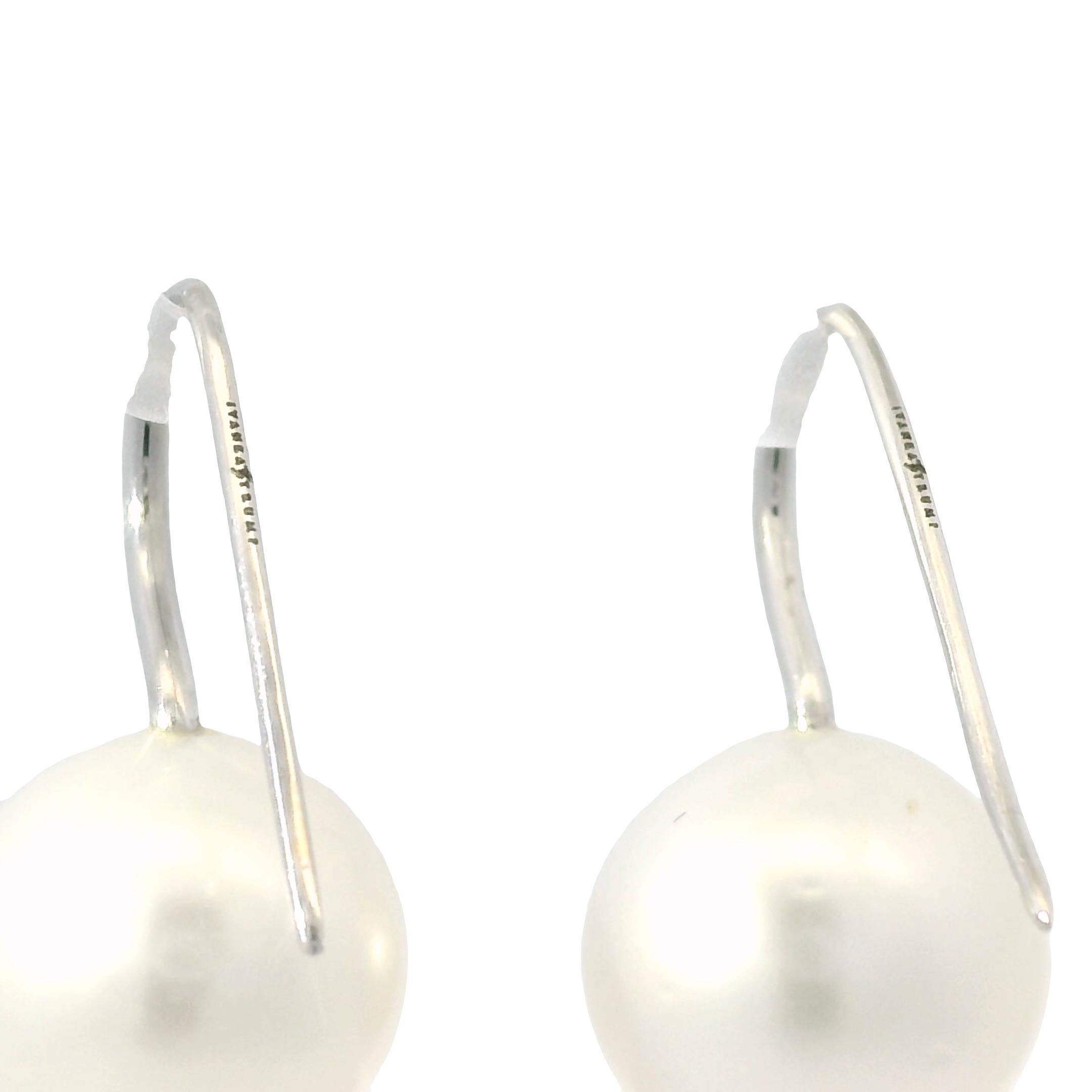 Ivanka Trump Boucles d'oreilles en fil de fer français avec perles des mers du Sud et diamants naturels En stock en vente 1